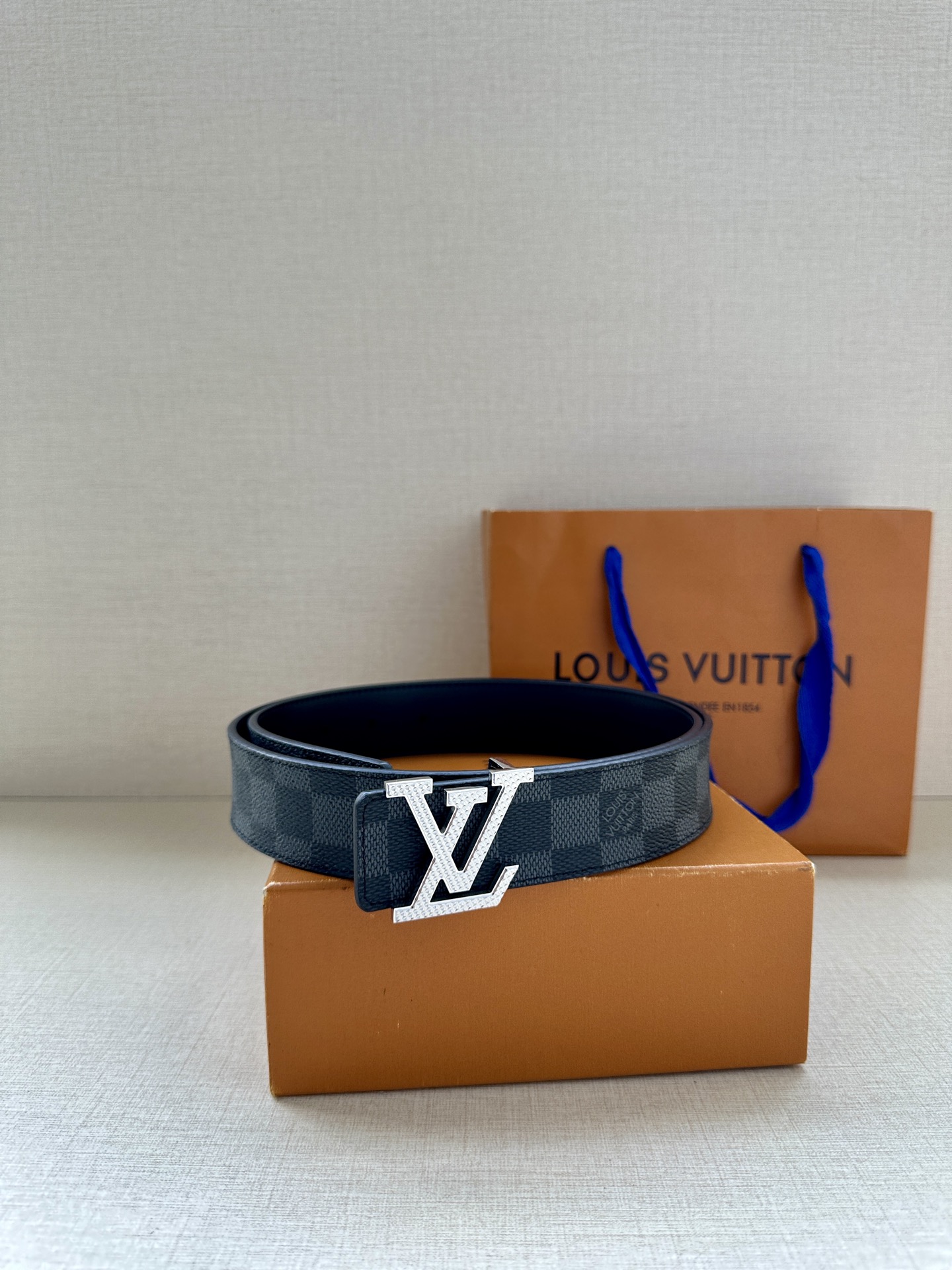 LV Initiales3.4宽腰带取材 Monogram Eclipse 帆布和素净牛皮，为标志性 L