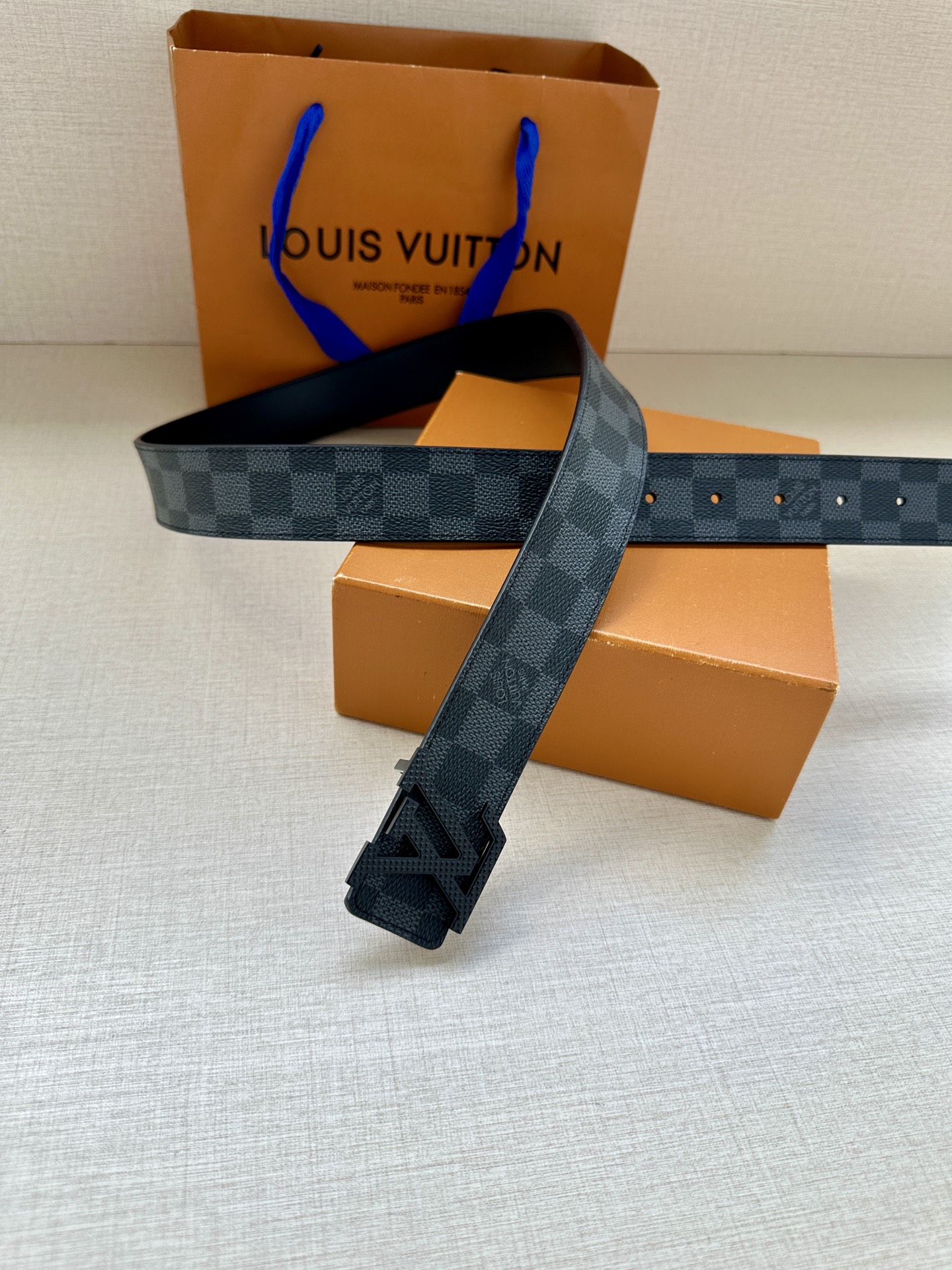 LV Initiales3.4宽腰带取材 Monogram Eclipse 帆布和素净牛皮，为标志性 L