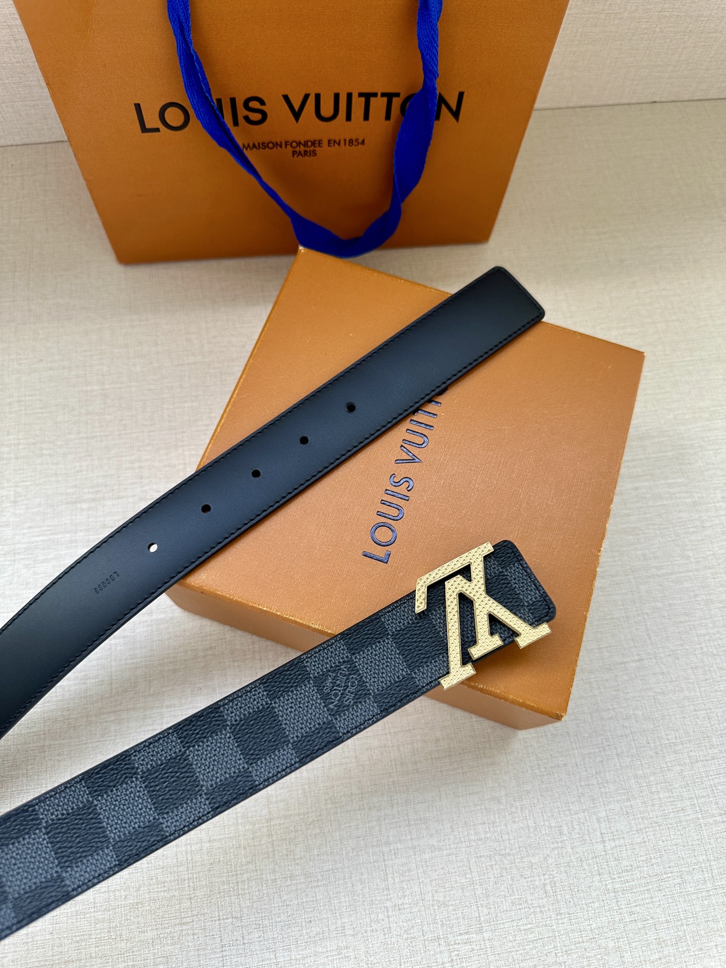 LV Initiales3.4宽腰带取材 Monogram Eclipse 帆布和素净牛皮，为标志性 L
