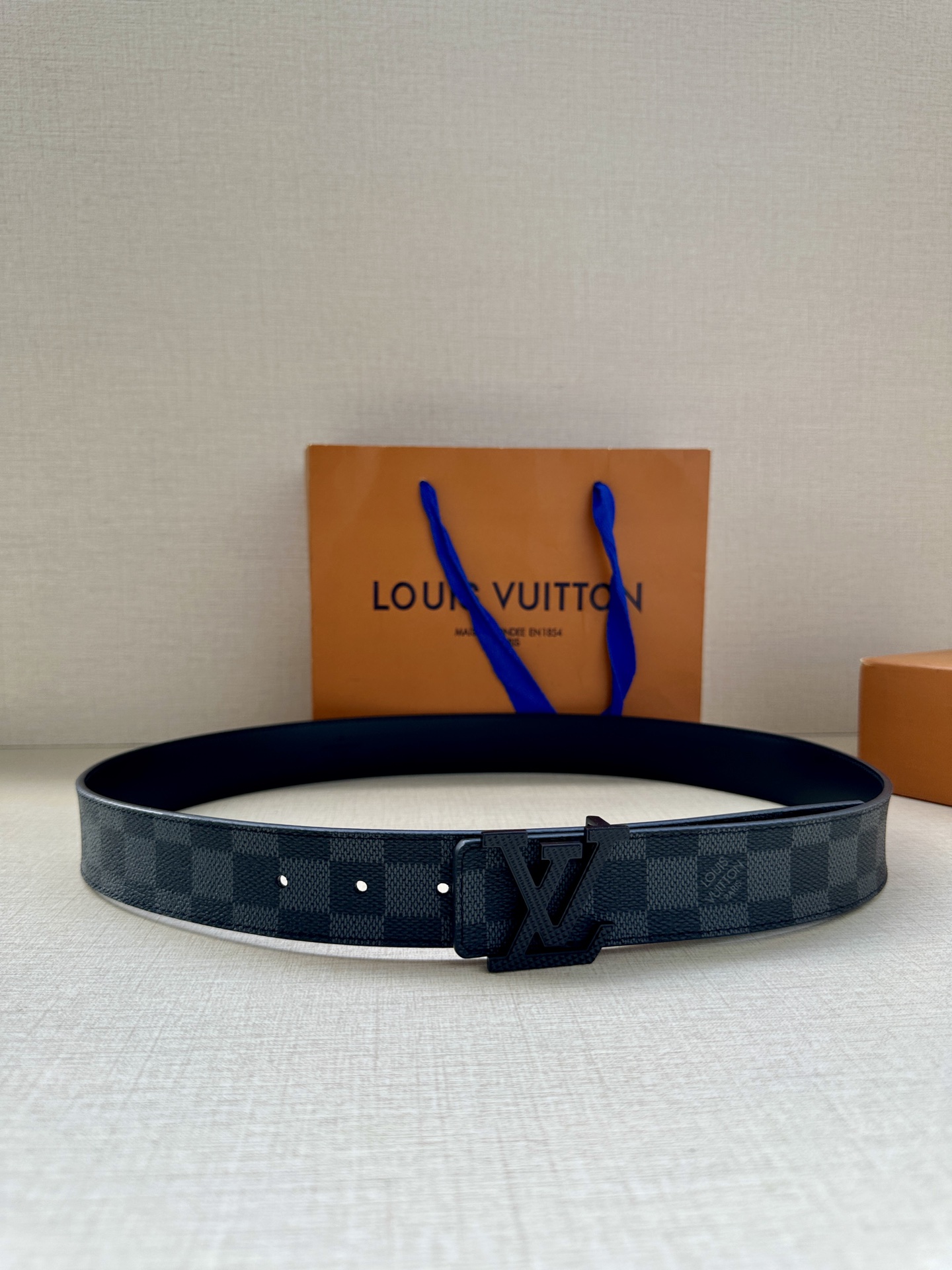 LV Initiales3.4宽腰带取材 Monogram Eclipse 帆布和素净牛皮，为标志性 L