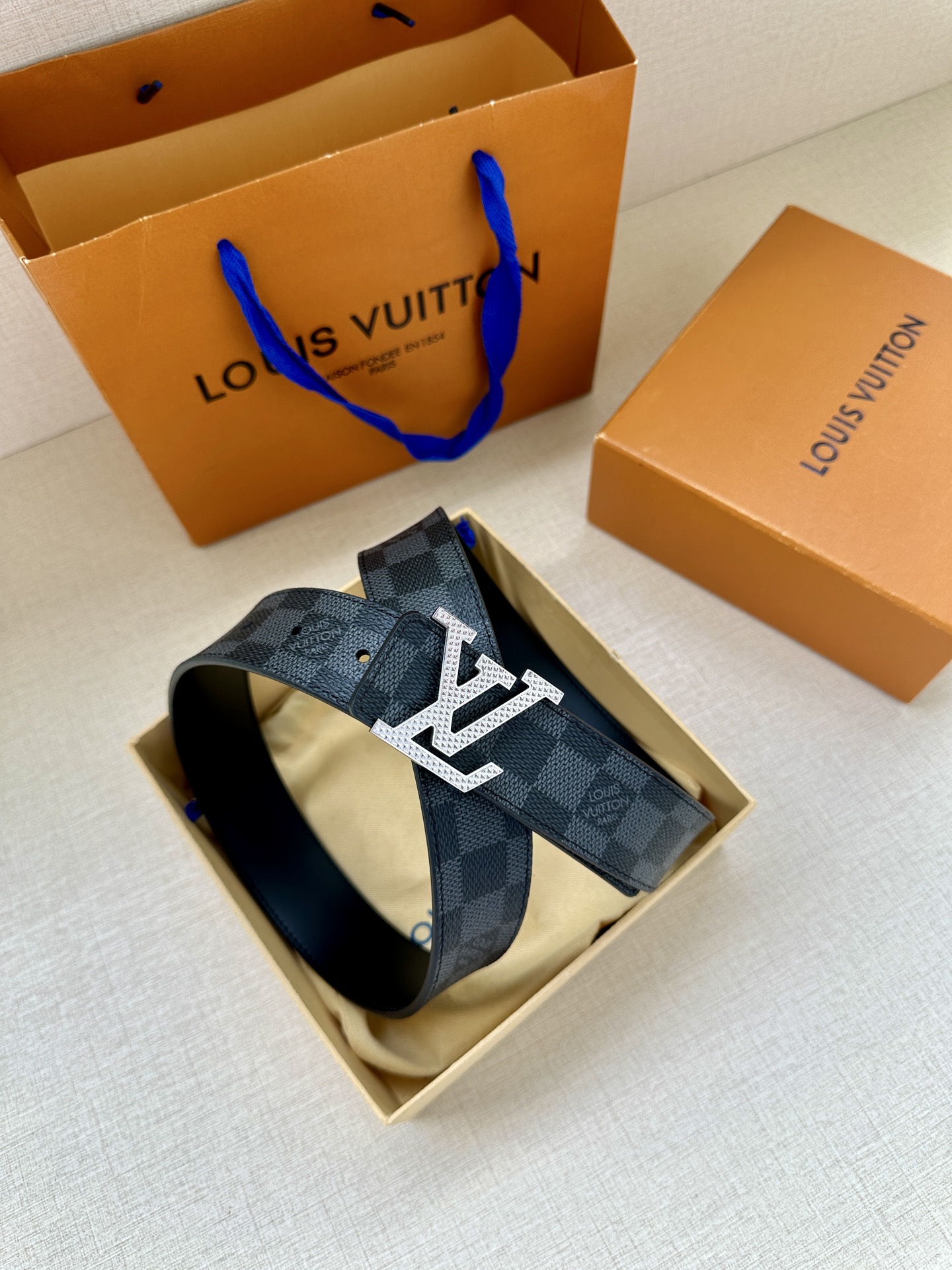 LV Initiales3.4宽腰带取材 Monogram Eclipse 帆布和素净牛皮，为标志性 L