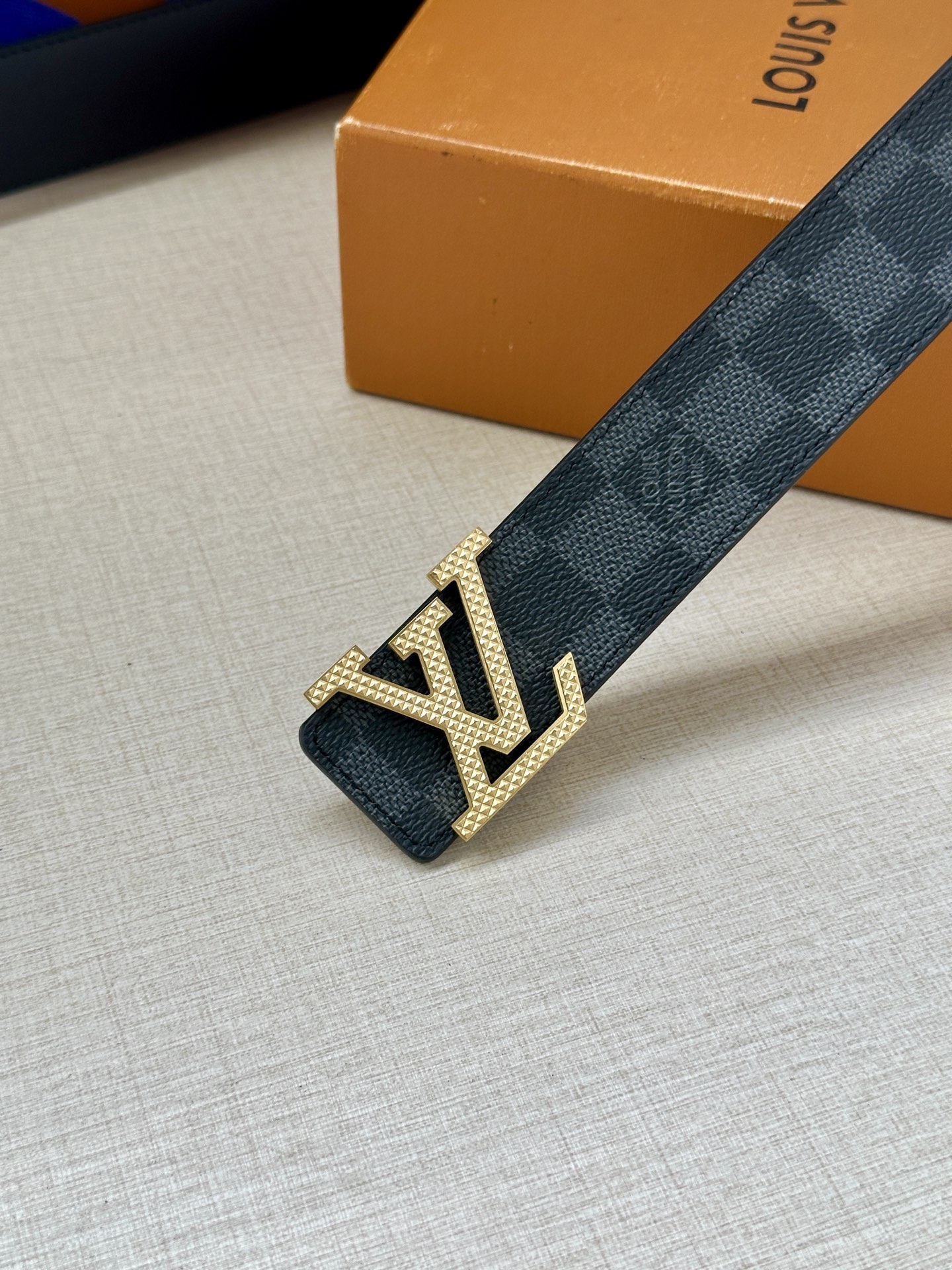 LV Initiales3.4宽腰带取材 Monogram Eclipse 帆布和素净牛皮，为标志性 L