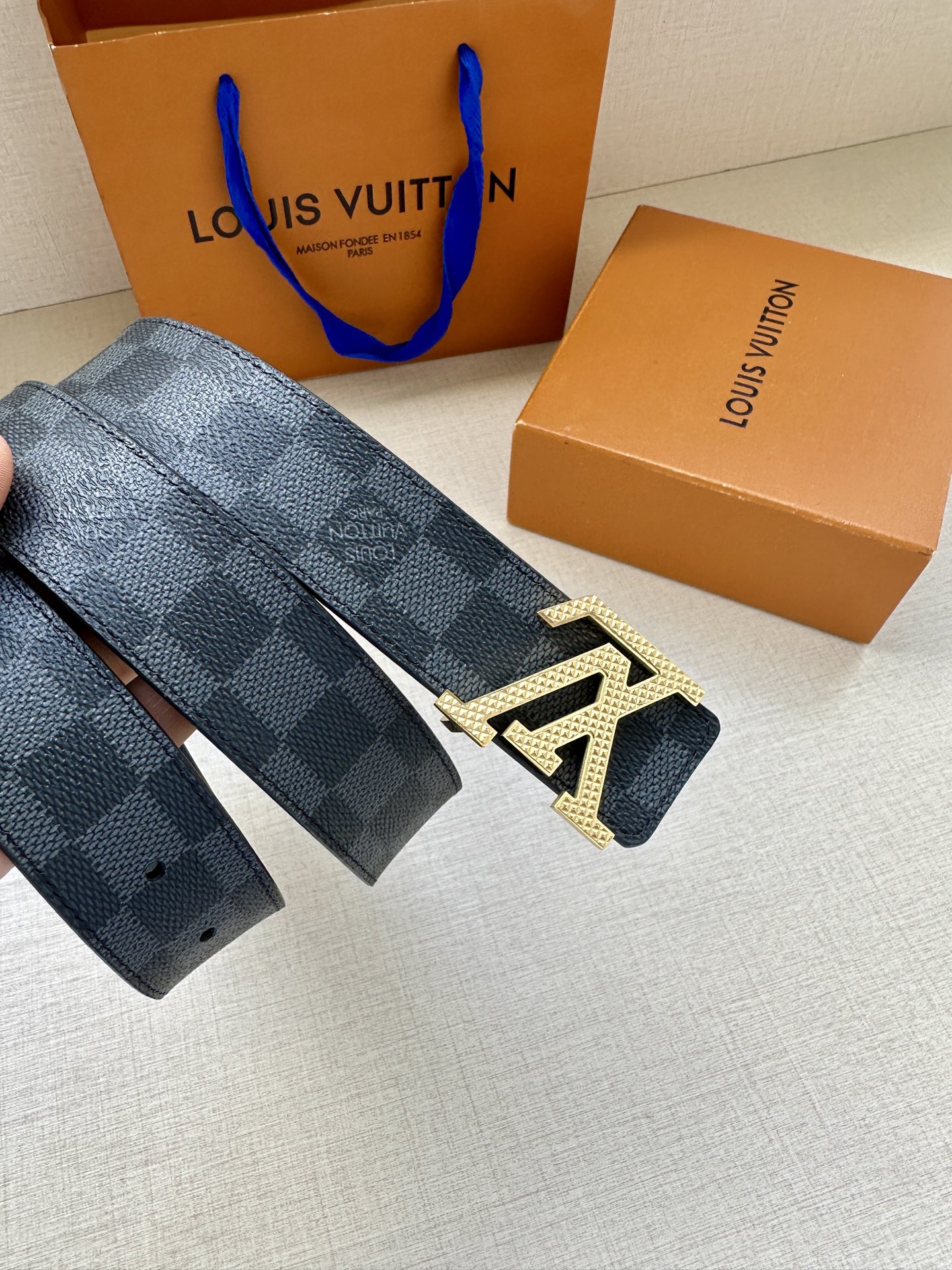 LV Initiales3.4宽腰带取材 Monogram Eclipse 帆布和素净牛皮，为标志性 L