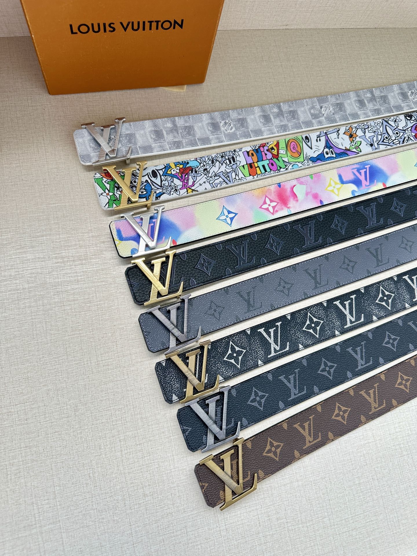 本款 4.0宽 LV Initiales 双面腰带将路易威登元素引入漫画世界，展现 Monogram C