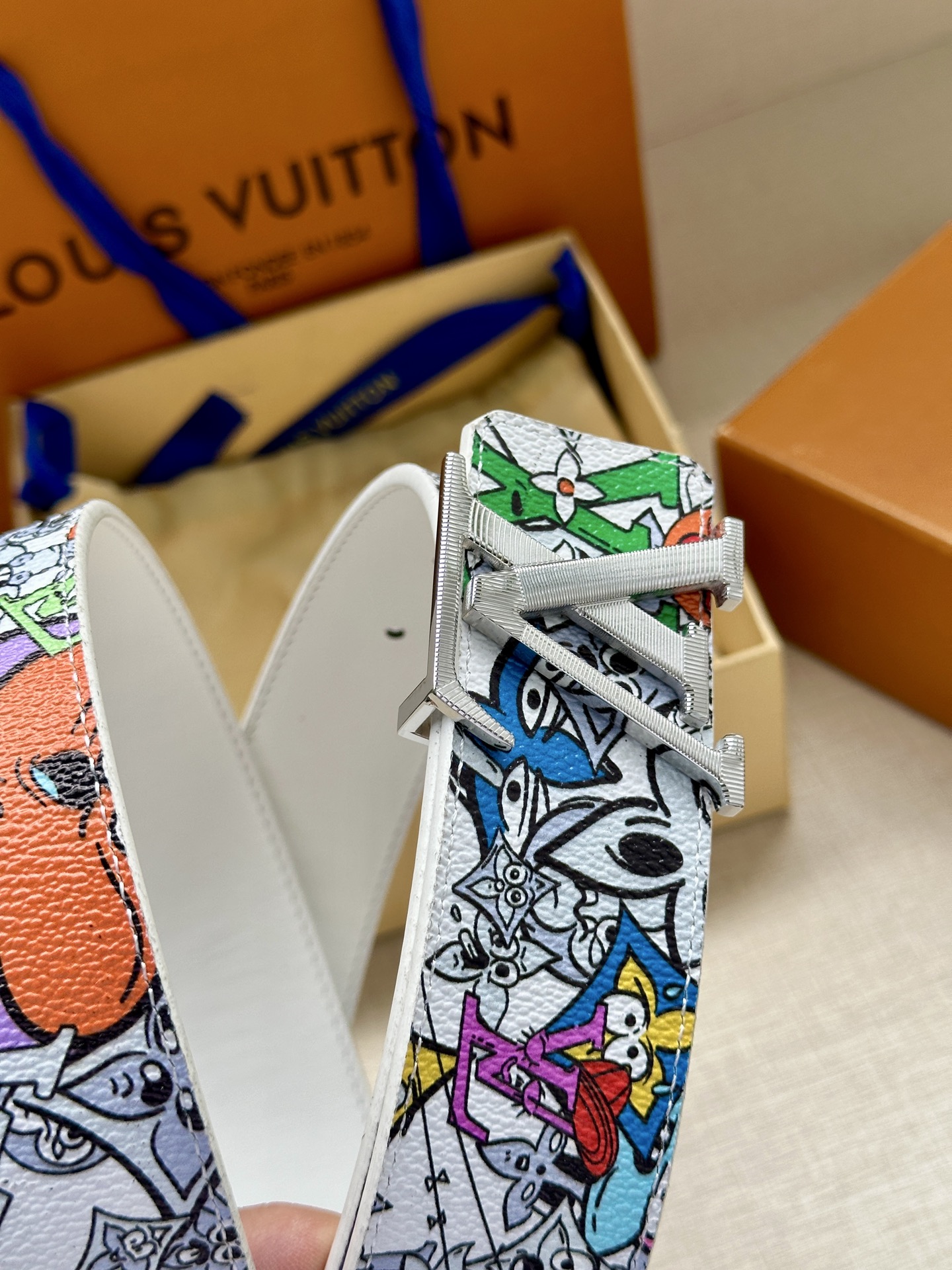 本款 4.0宽 LV Initiales 双面腰带将路易威登元素引入漫画世界，展现 Monogram C
