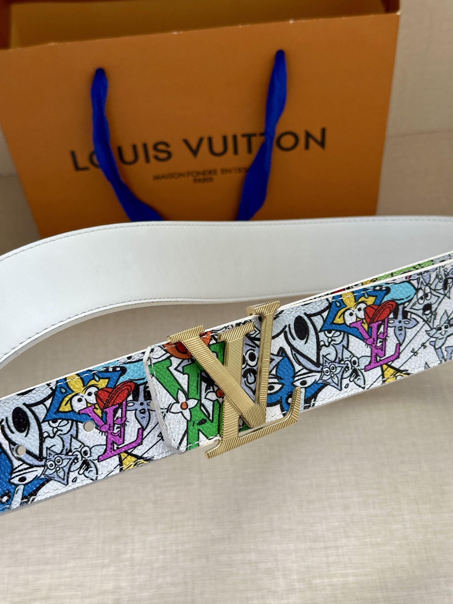 本款 4.0宽 LV Initiales 双面腰带将路易威登元素引入漫画世界，展现 Monogram C