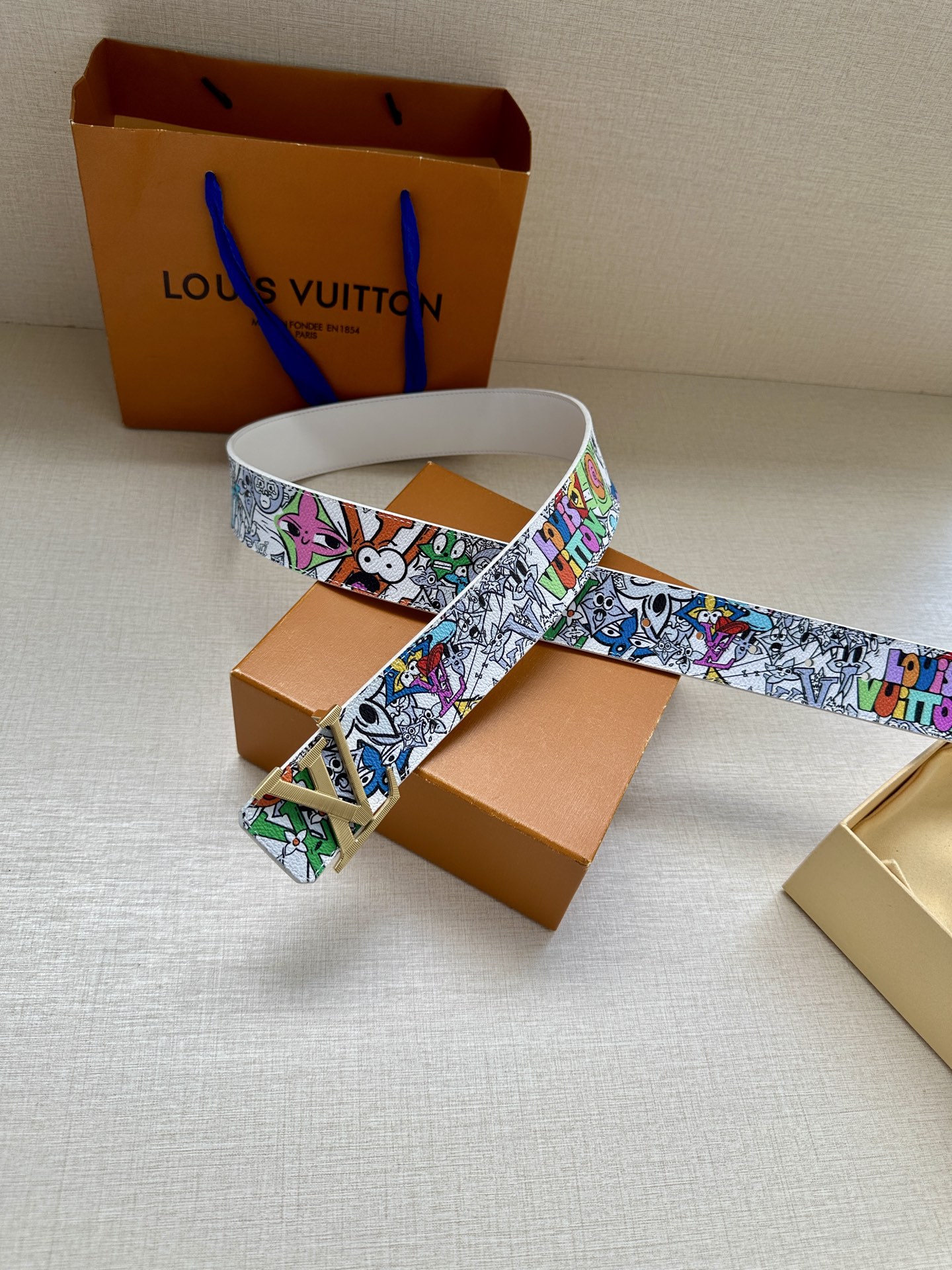 本款 4.0宽 LV Initiales 双面腰带将路易威登元素引入漫画世界，展现 Monogram C