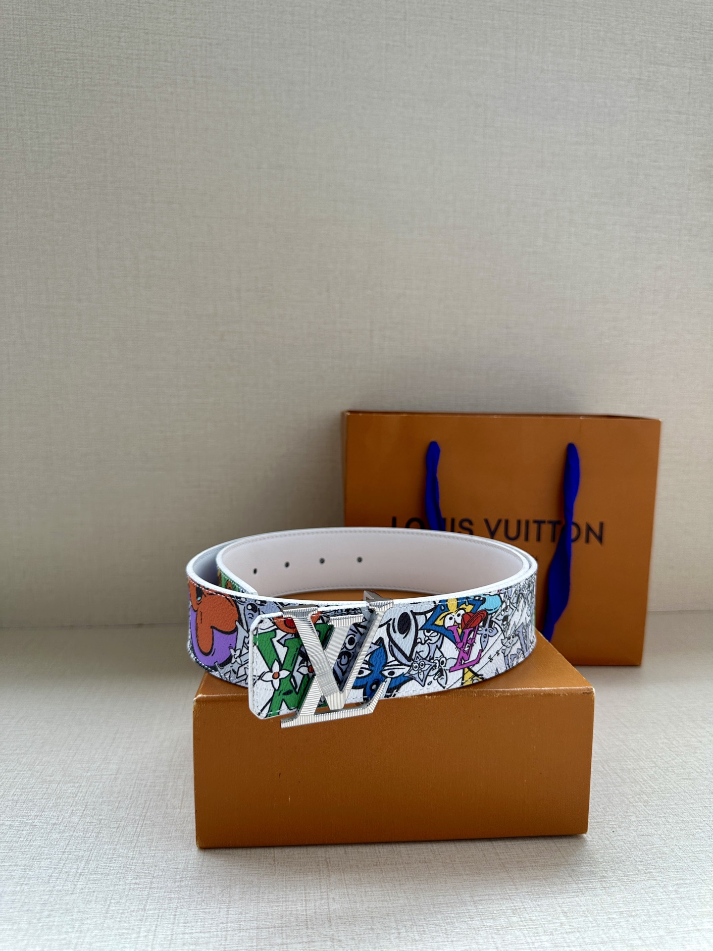 本款 4.0宽 LV Initiales 双面腰带将路易威登元素引入漫画世界，展现 Monogram C