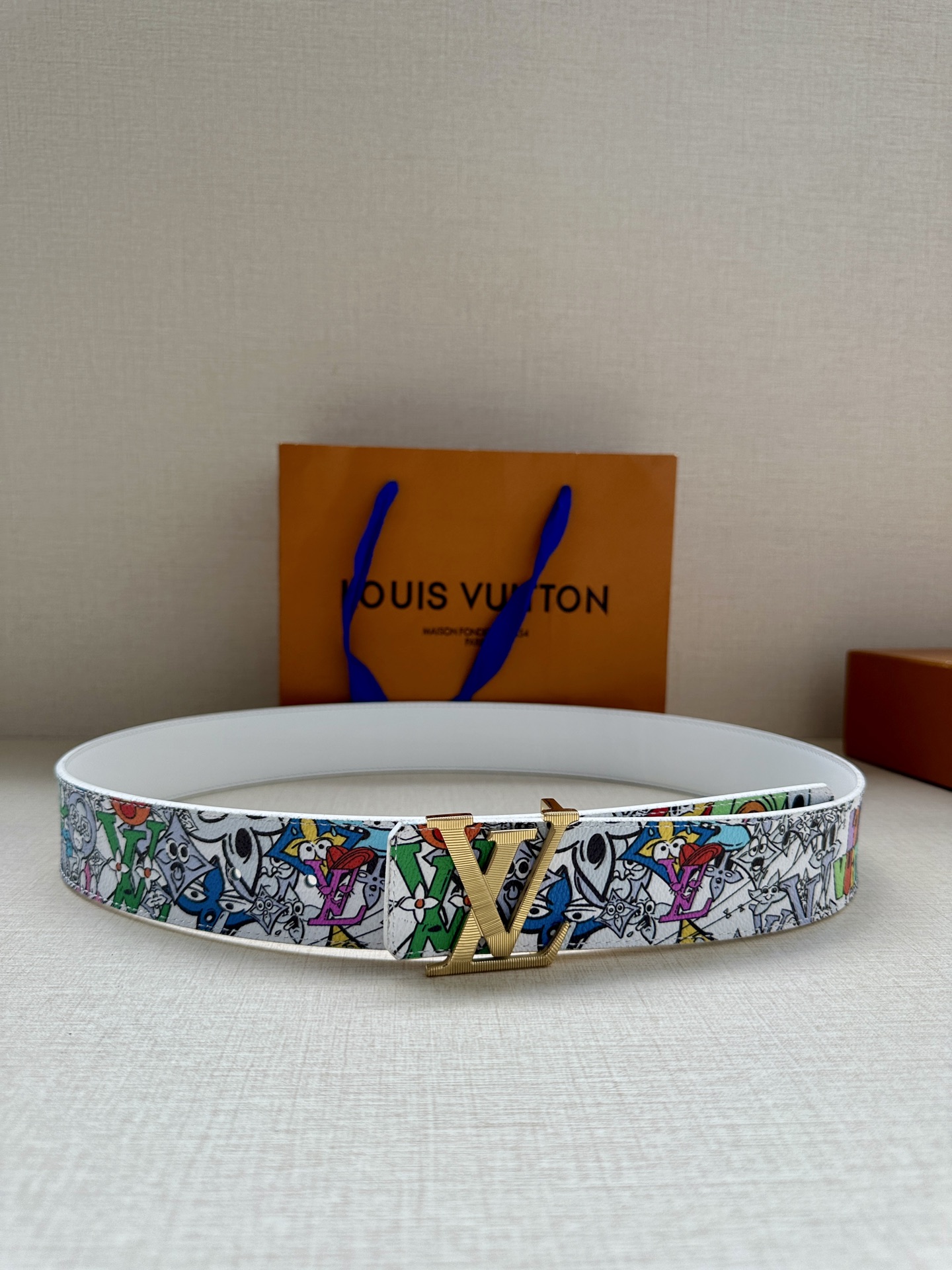 本款 4.0宽 LV Initiales 双面腰带将路易威登元素引入漫画世界，展现 Monogram C