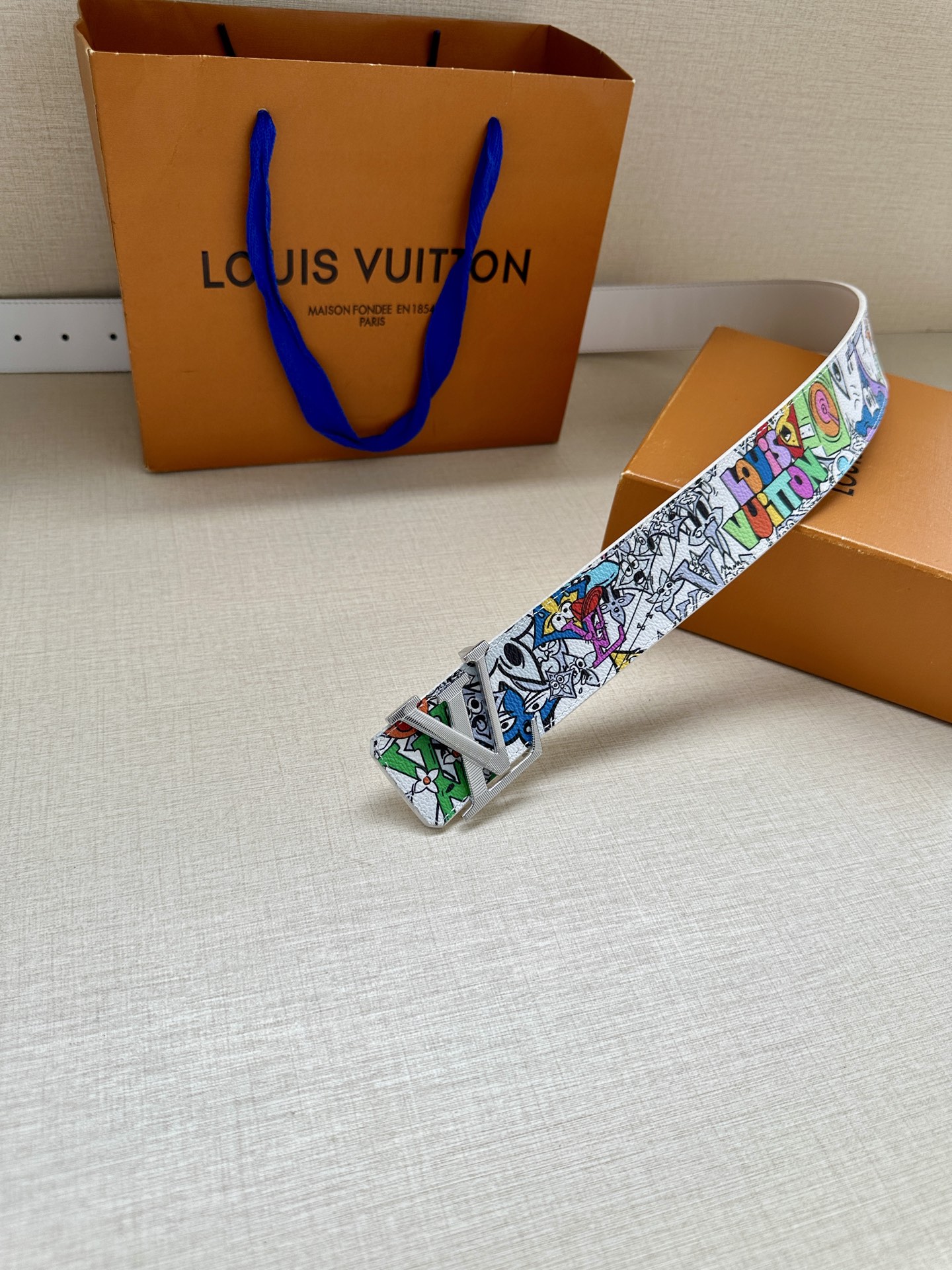 本款 4.0宽 LV Initiales 双面腰带将路易威登元素引入漫画世界，展现 Monogram C