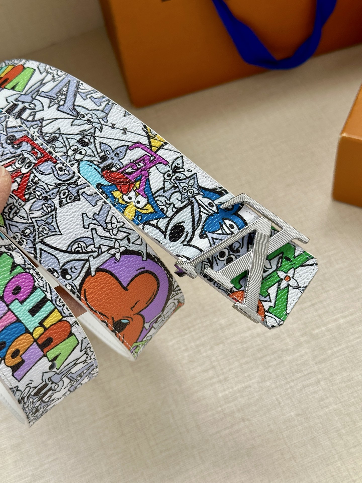 本款 4.0宽 LV Initiales 双面腰带将路易威登元素引入漫画世界，展现 Monogram C