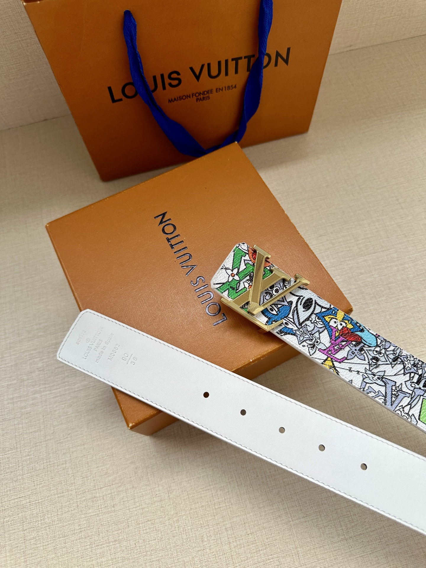 本款 4.0宽 LV Initiales 双面腰带将路易威登元素引入漫画世界，展现 Monogram C