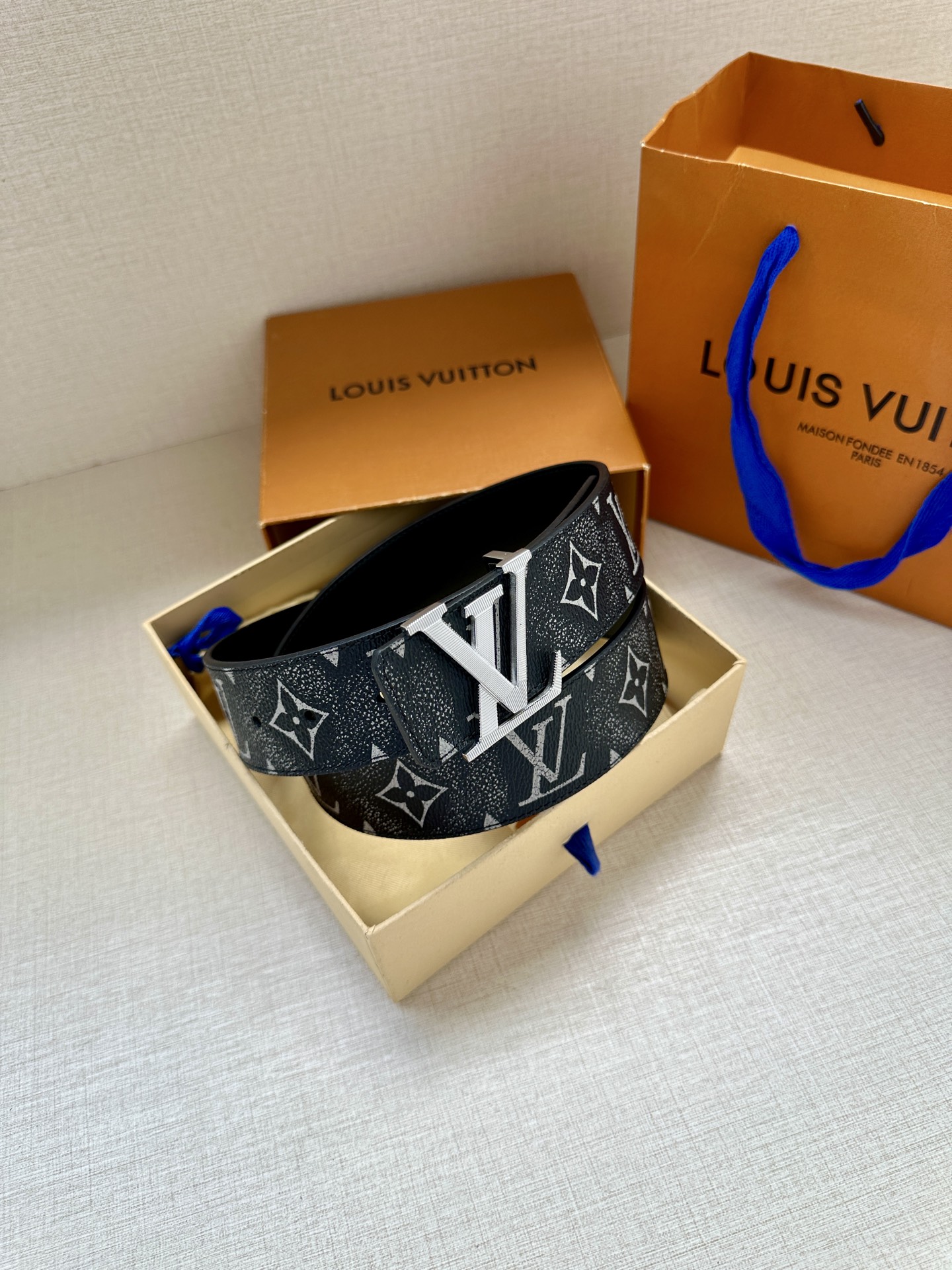 4.0宽LV Optic 双面腰带独具魅力，以多层金属精心雕琢 LV Optic 搭扣，惊艳夺目，尽显摩