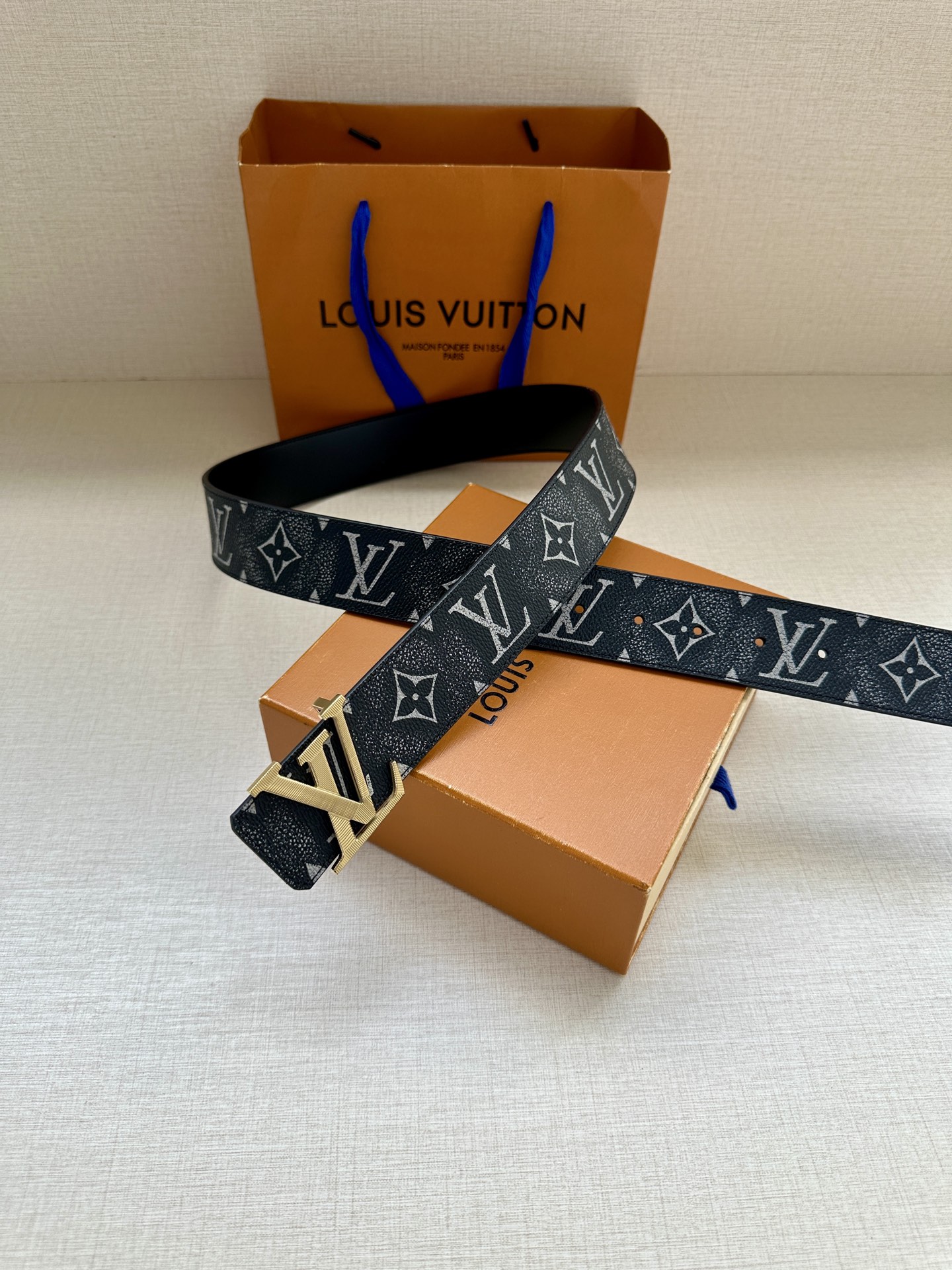 4.0宽LV Optic 双面腰带独具魅力，以多层金属精心雕琢 LV Optic 搭扣，惊艳夺目，尽显摩