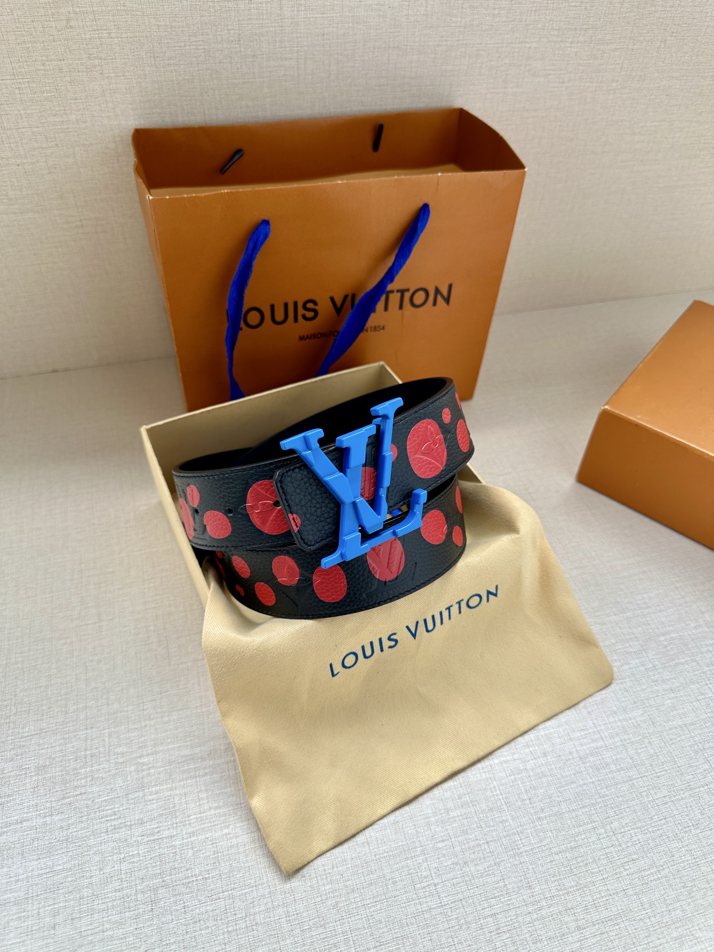 LV Shape 双面腰带以 Monogram Playground 帆布展现经典元素的当代姿采，尽释皮