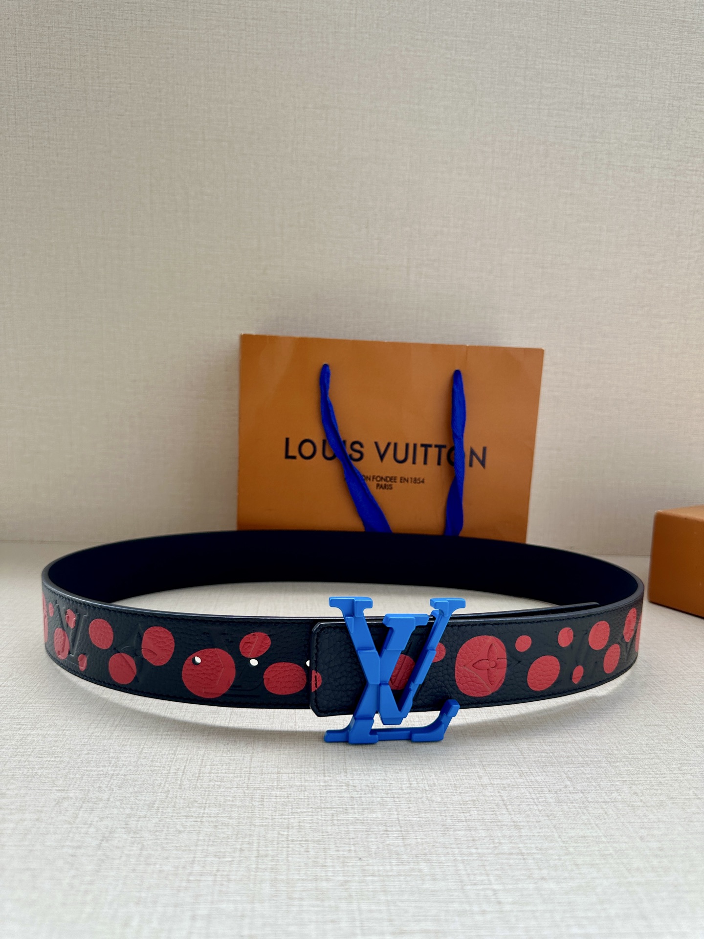 LV Shape 双面腰带以 Monogram Playground 帆布展现经典元素的当代姿采，尽释皮
