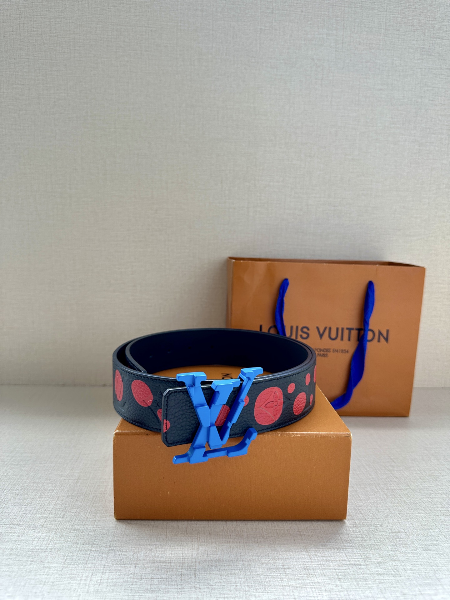 LV Shape 双面腰带以 Monogram Playground 帆布展现经典元素的当代姿采，尽释皮