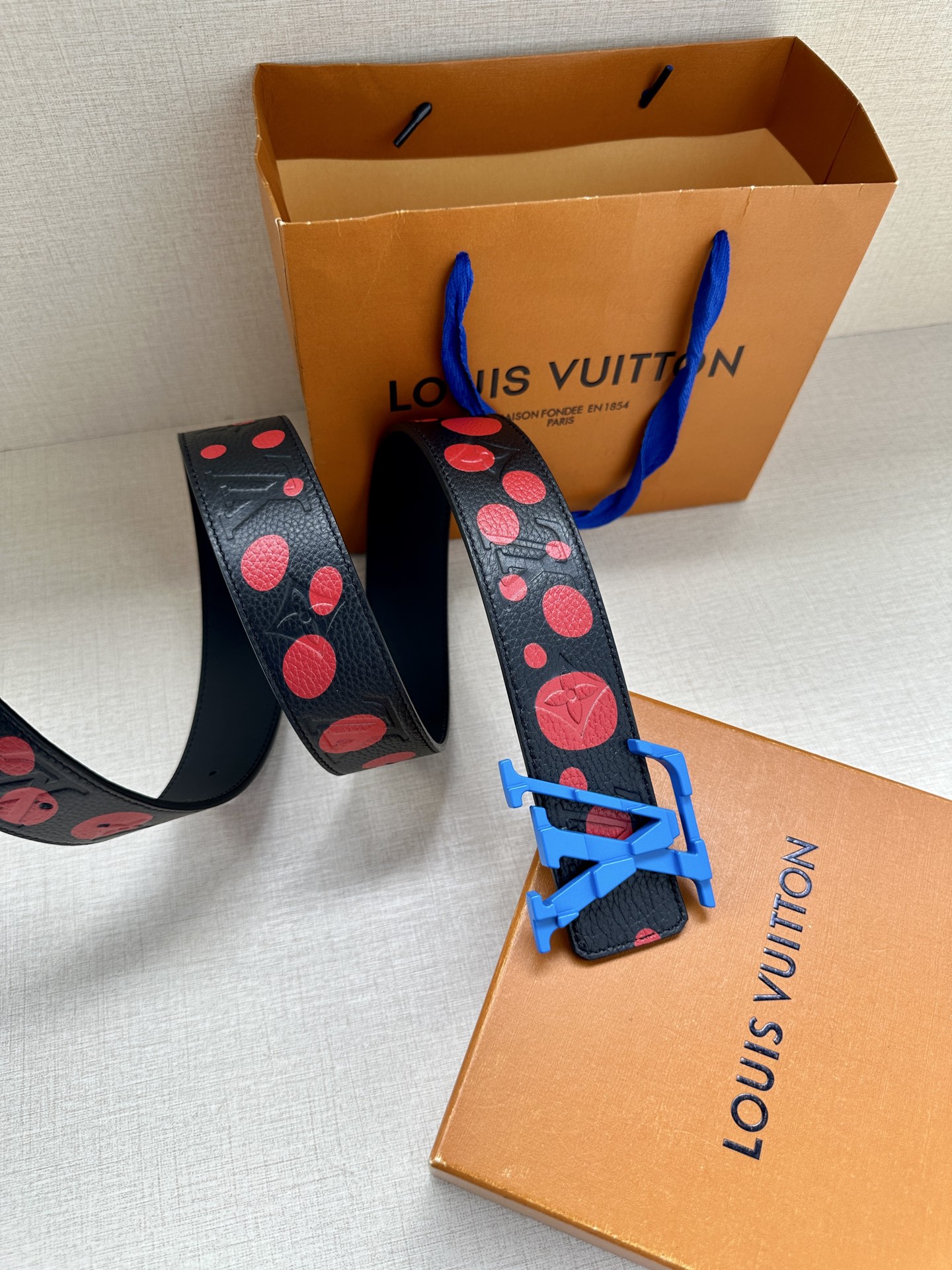 LV Shape 双面腰带以 Monogram Playground 帆布展现经典元素的当代姿采，尽释皮