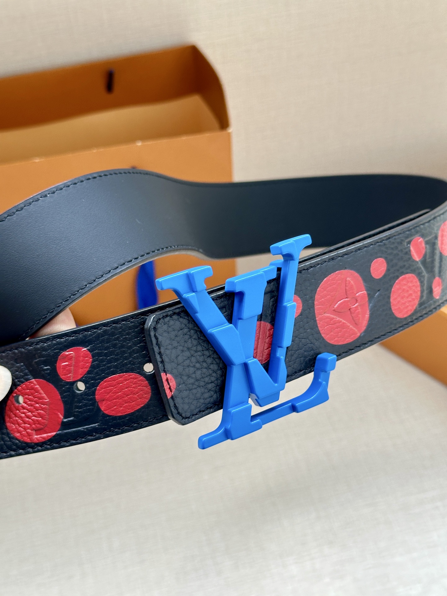 LV Shape 双面腰带以 Monogram Playground 帆布展现经典元素的当代姿采，尽释皮