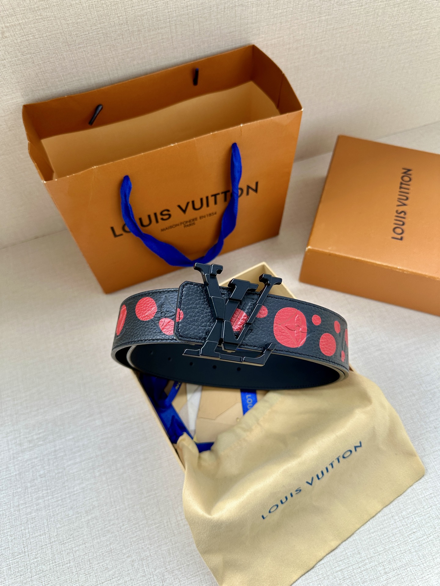 LV Shape 双面腰带以 Monogram Playground 帆布展现经典元素的当代姿采，尽释皮