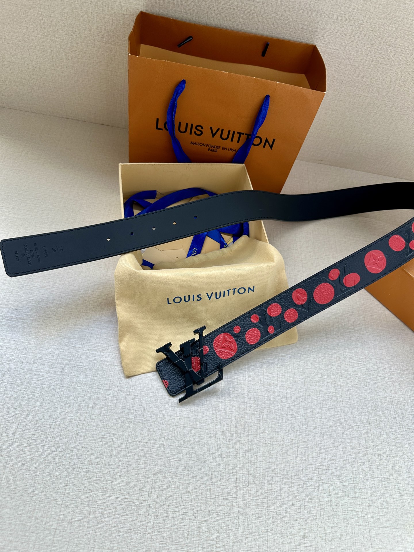 LV Shape 双面腰带以 Monogram Playground 帆布展现经典元素的当代姿采，尽释皮