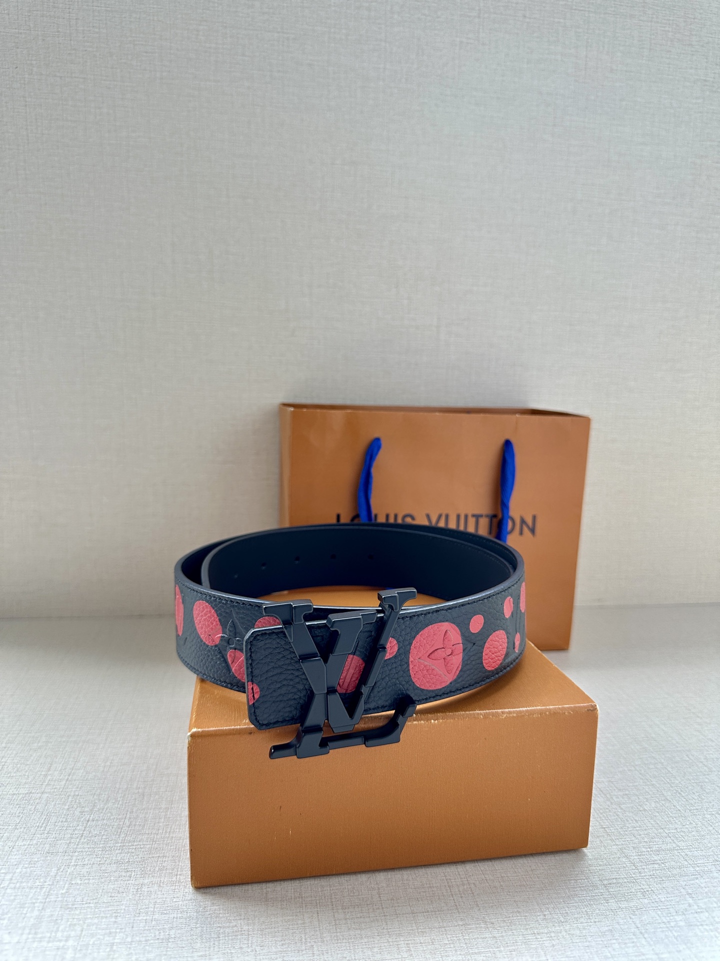 LV Shape 双面腰带以 Monogram Playground 帆布展现经典元素的当代姿采，尽释皮