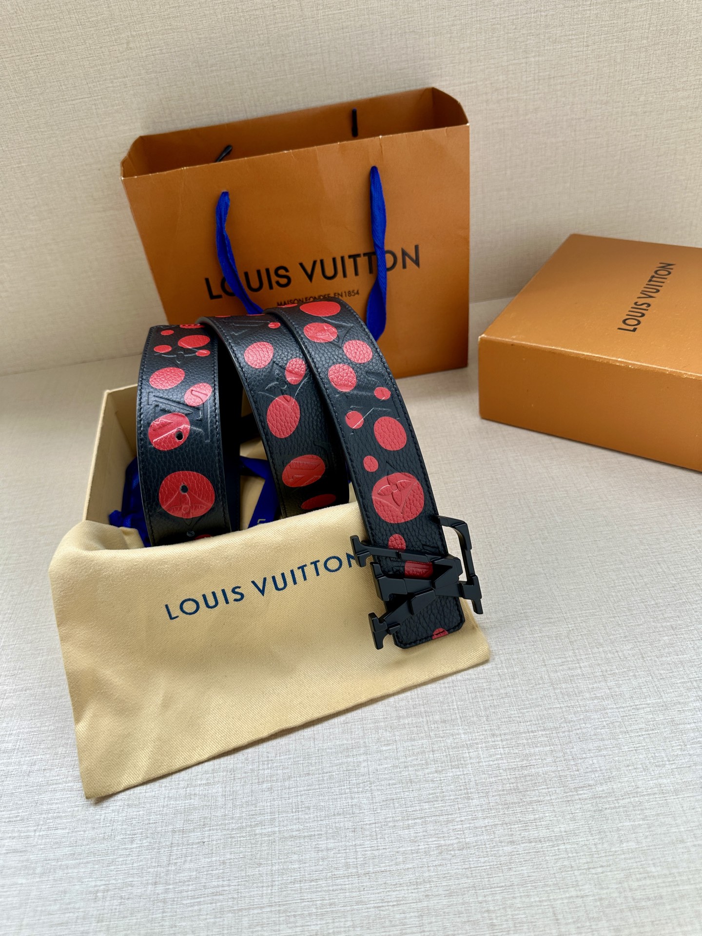 LV Shape 双面腰带以 Monogram Playground 帆布展现经典元素的当代姿采，尽释皮