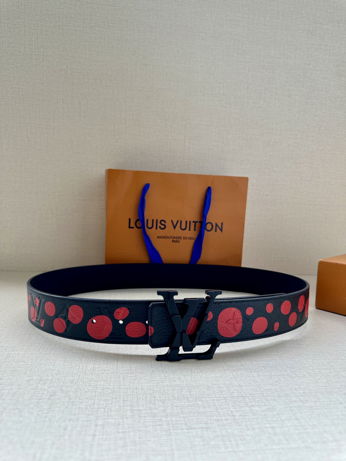 LV Shape 双面腰带以 Monogram Playground 帆布展现经典元素的当代姿采，尽释皮