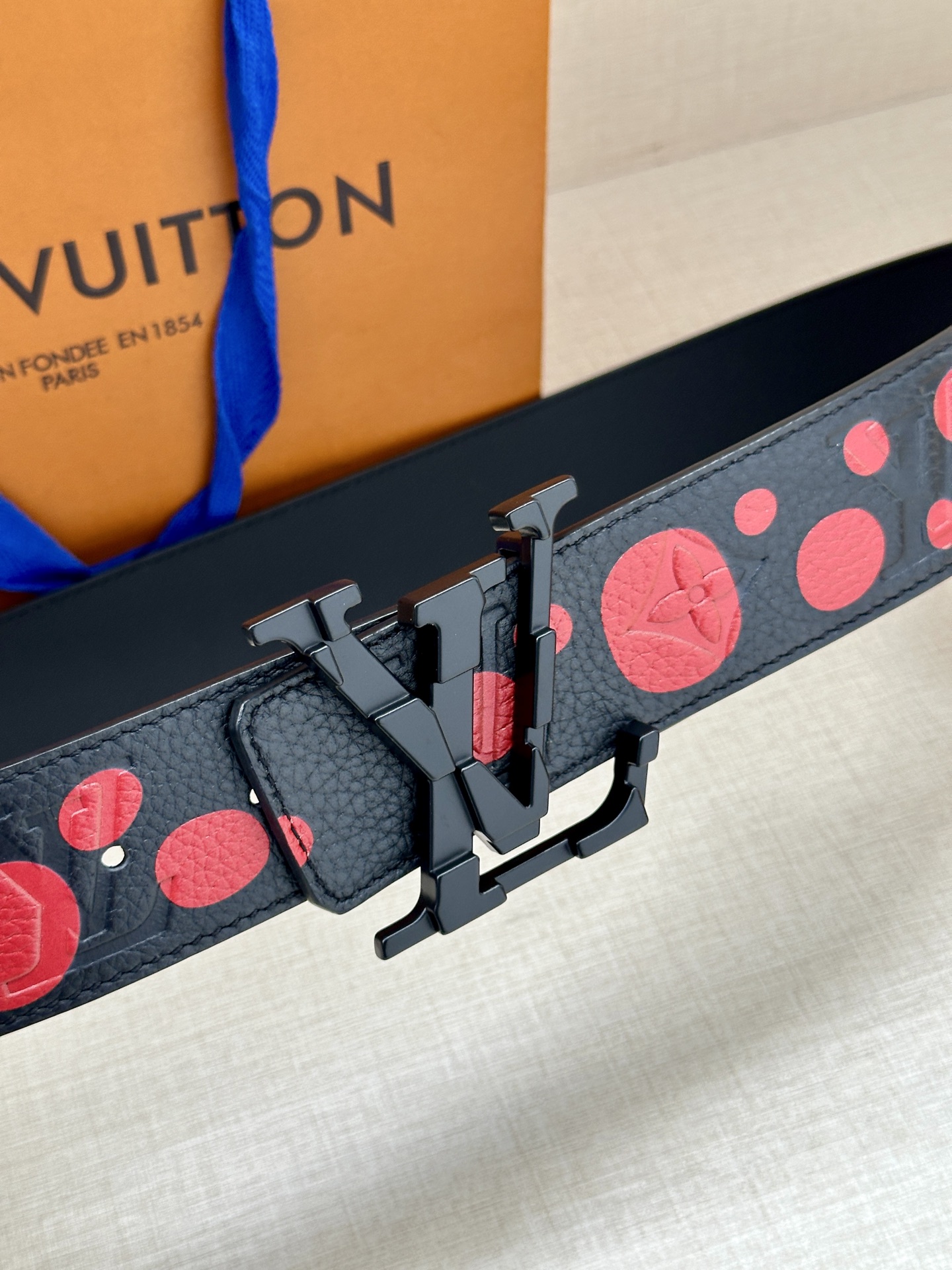 LV Shape 双面腰带以 Monogram Playground 帆布展现经典元素的当代姿采，尽释皮