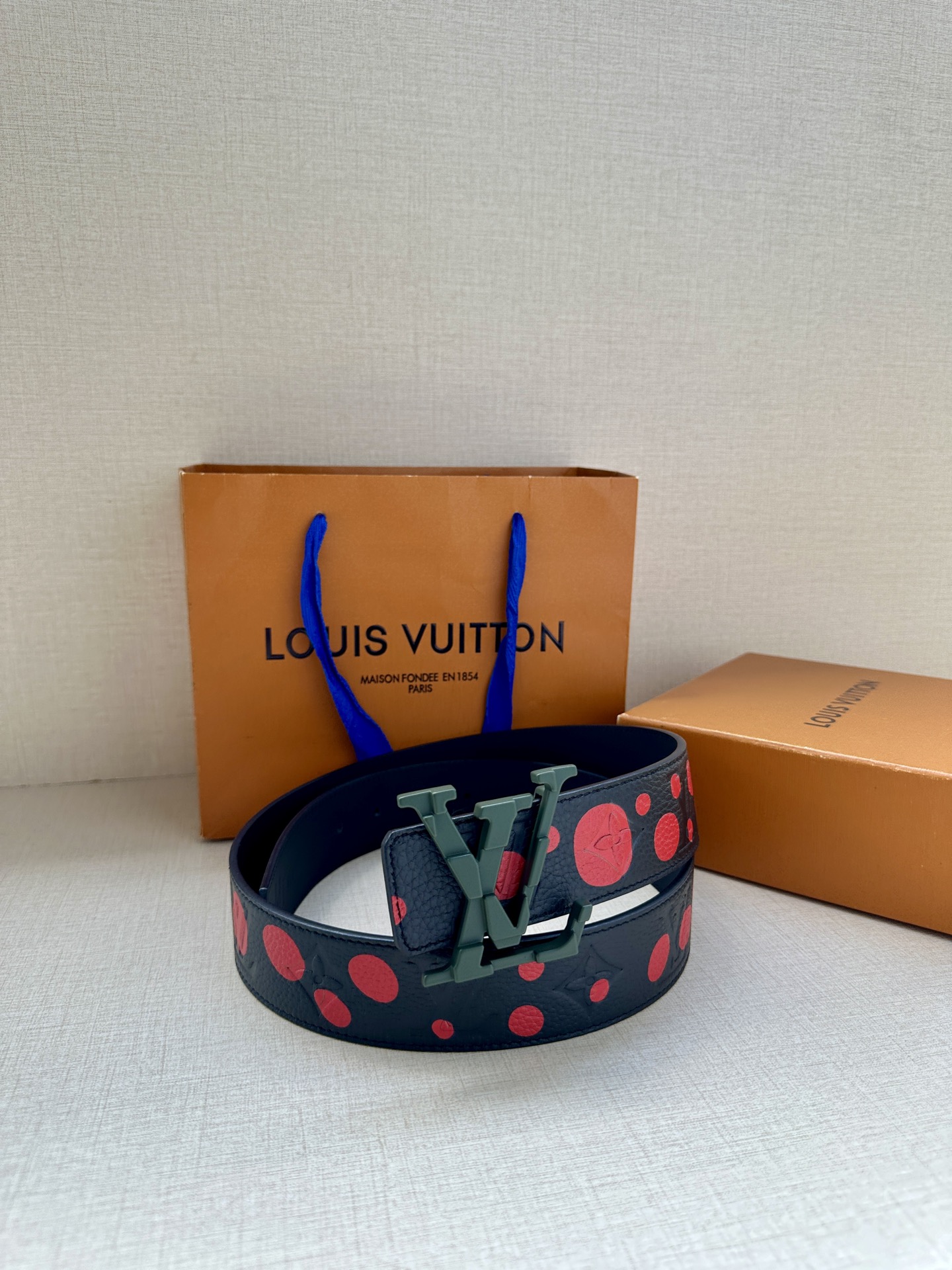 LV Shape 双面腰带以 Monogram Playground 帆布展现经典元素的当代姿采，尽释皮