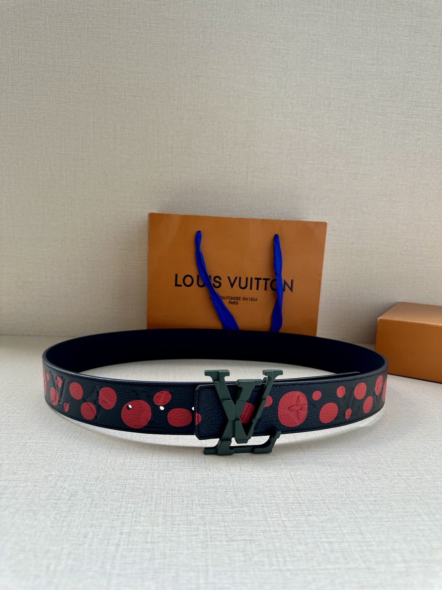 LV Shape 双面腰带以 Monogram Playground 帆布展现经典元素的当代姿采，尽释皮