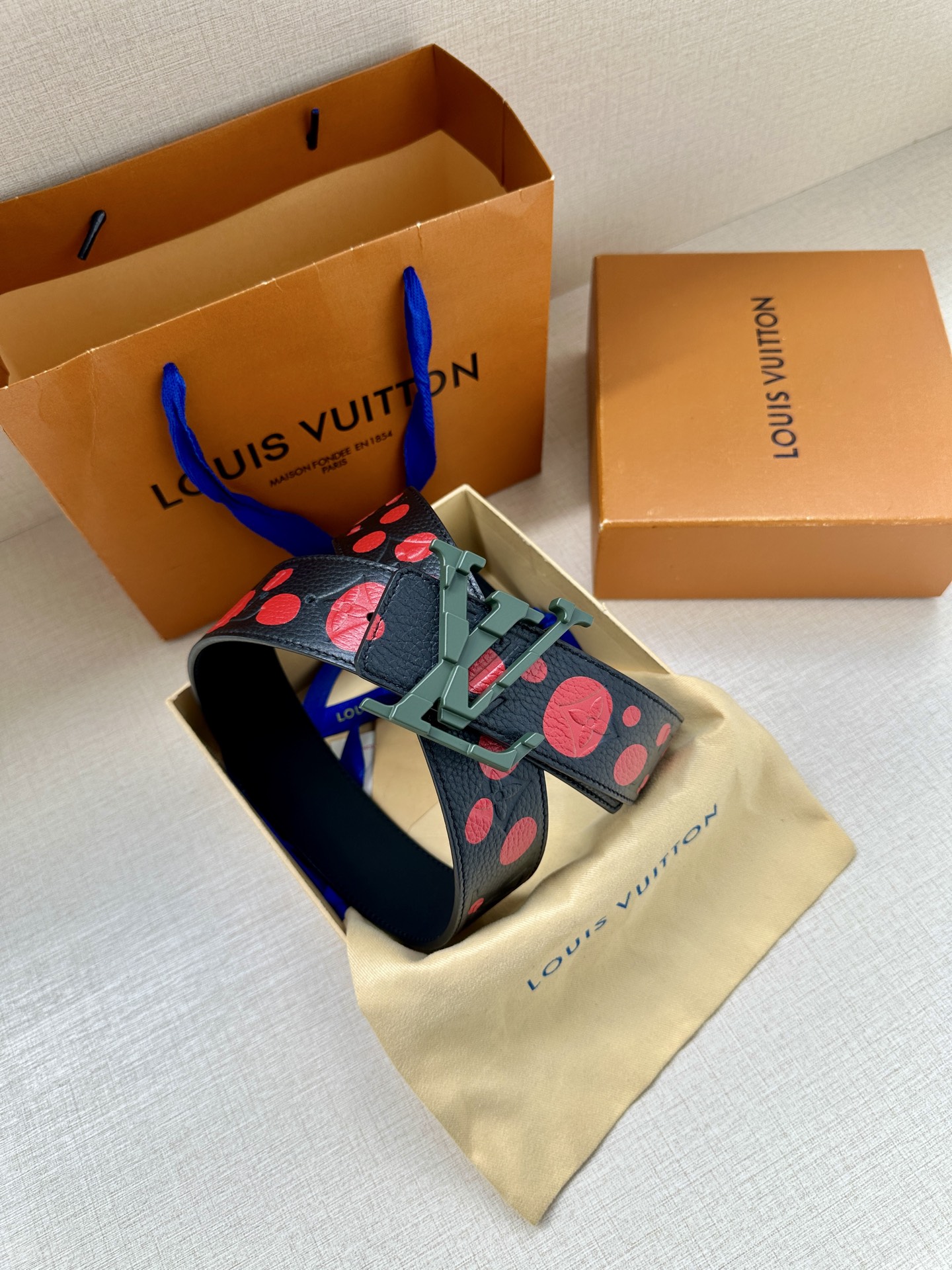LV Shape 双面腰带以 Monogram Playground 帆布展现经典元素的当代姿采，尽释皮