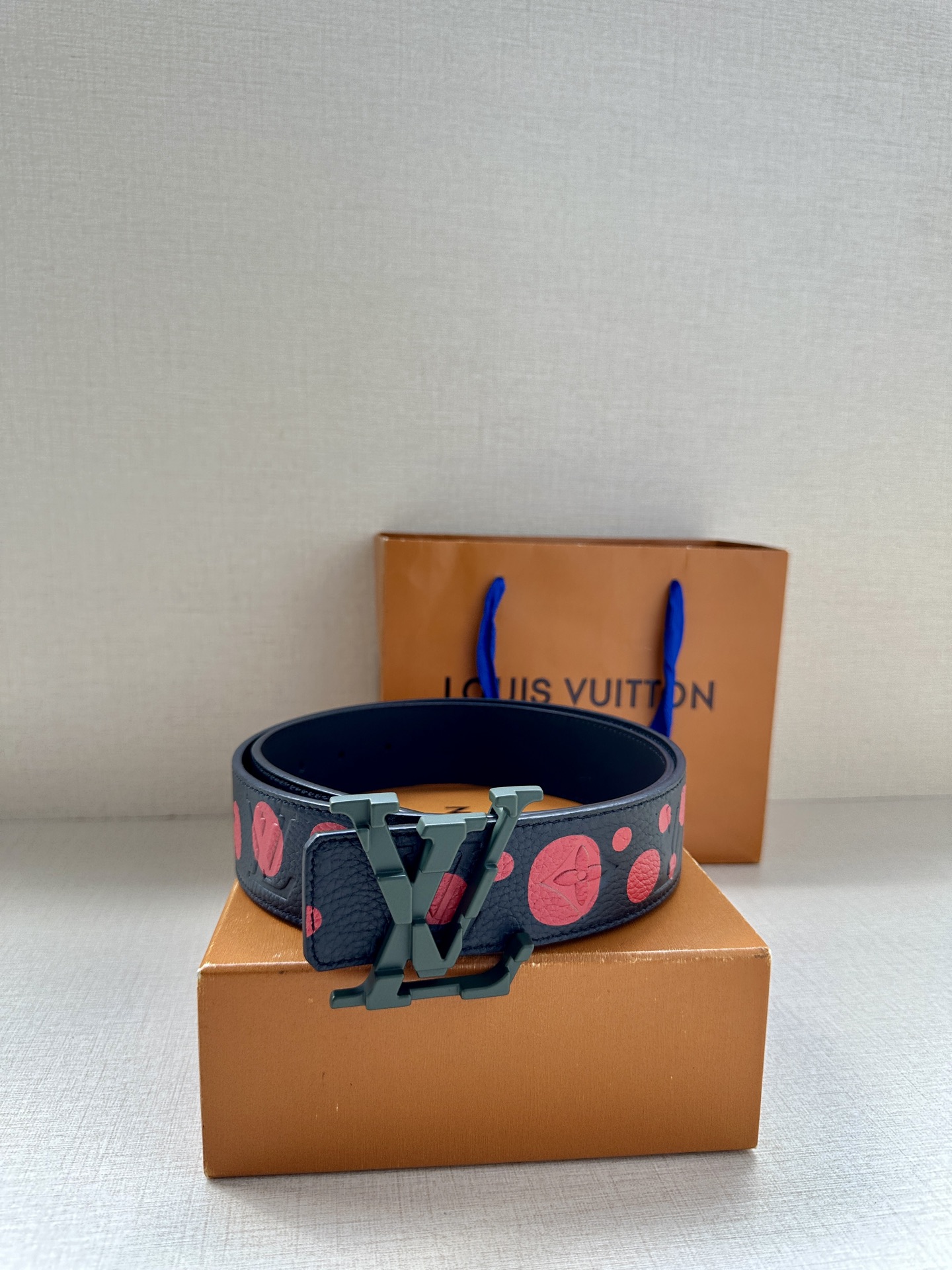 LV Shape 双面腰带以 Monogram Playground 帆布展现经典元素的当代姿采，尽释皮