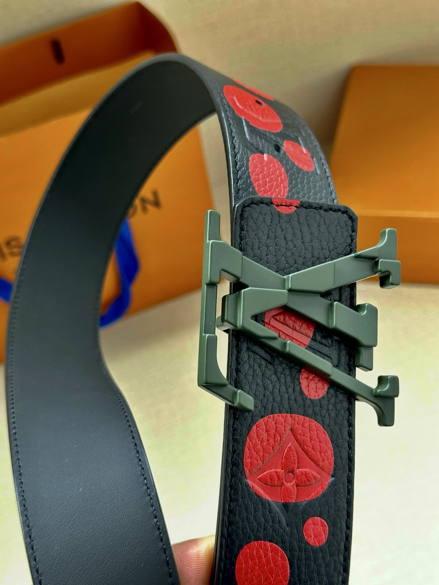 LV Shape 双面腰带以 Monogram Playground 帆布展现经典元素的当代姿采，尽释皮