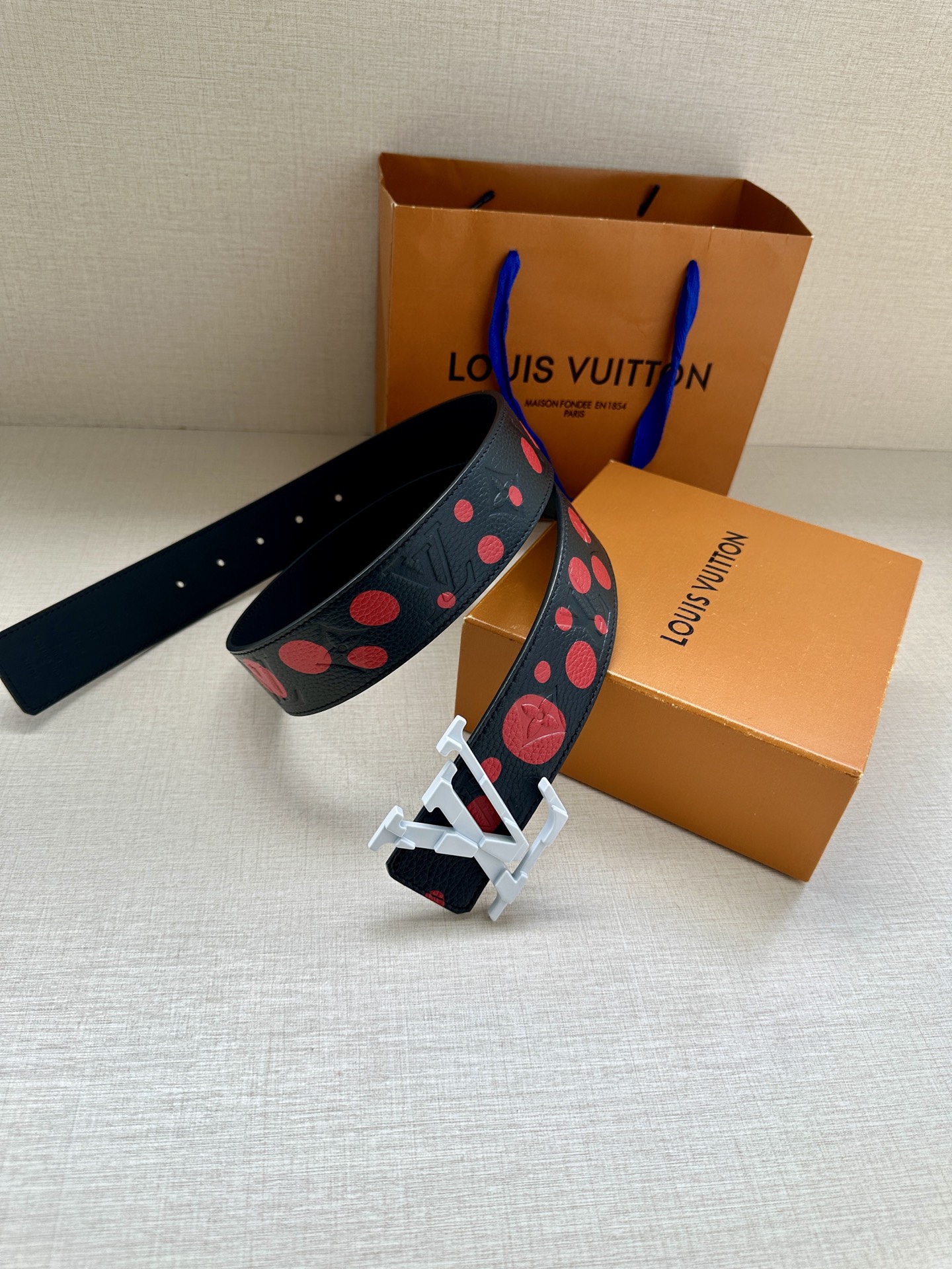 LV Shape 双面腰带以 Monogram Playground 帆布展现经典元素的当代姿采，尽释皮