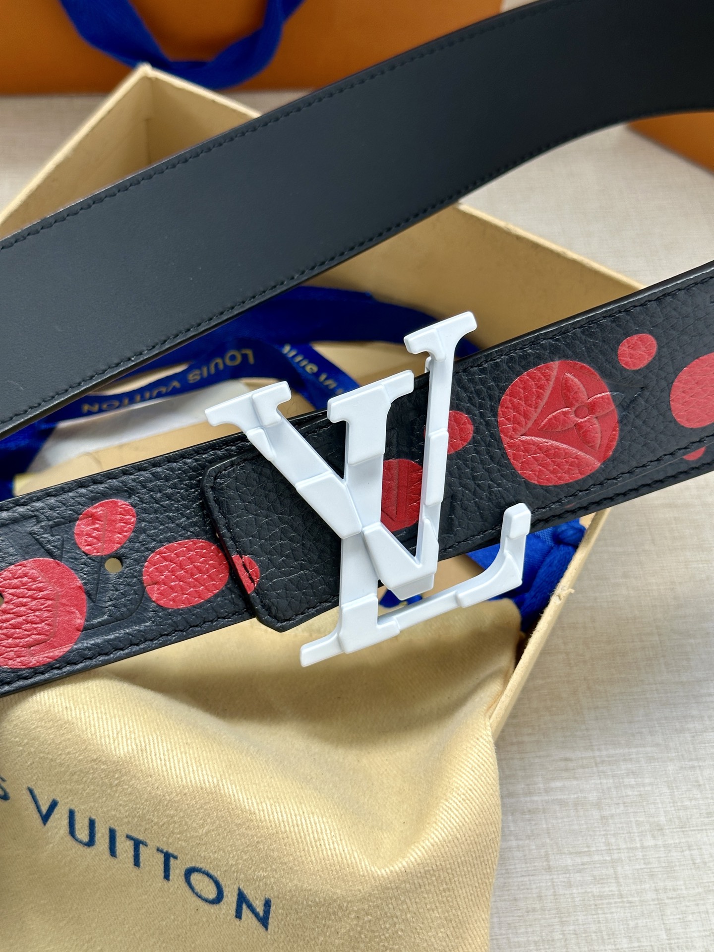 LV Shape 双面腰带以 Monogram Playground 帆布展现经典元素的当代姿采，尽释皮