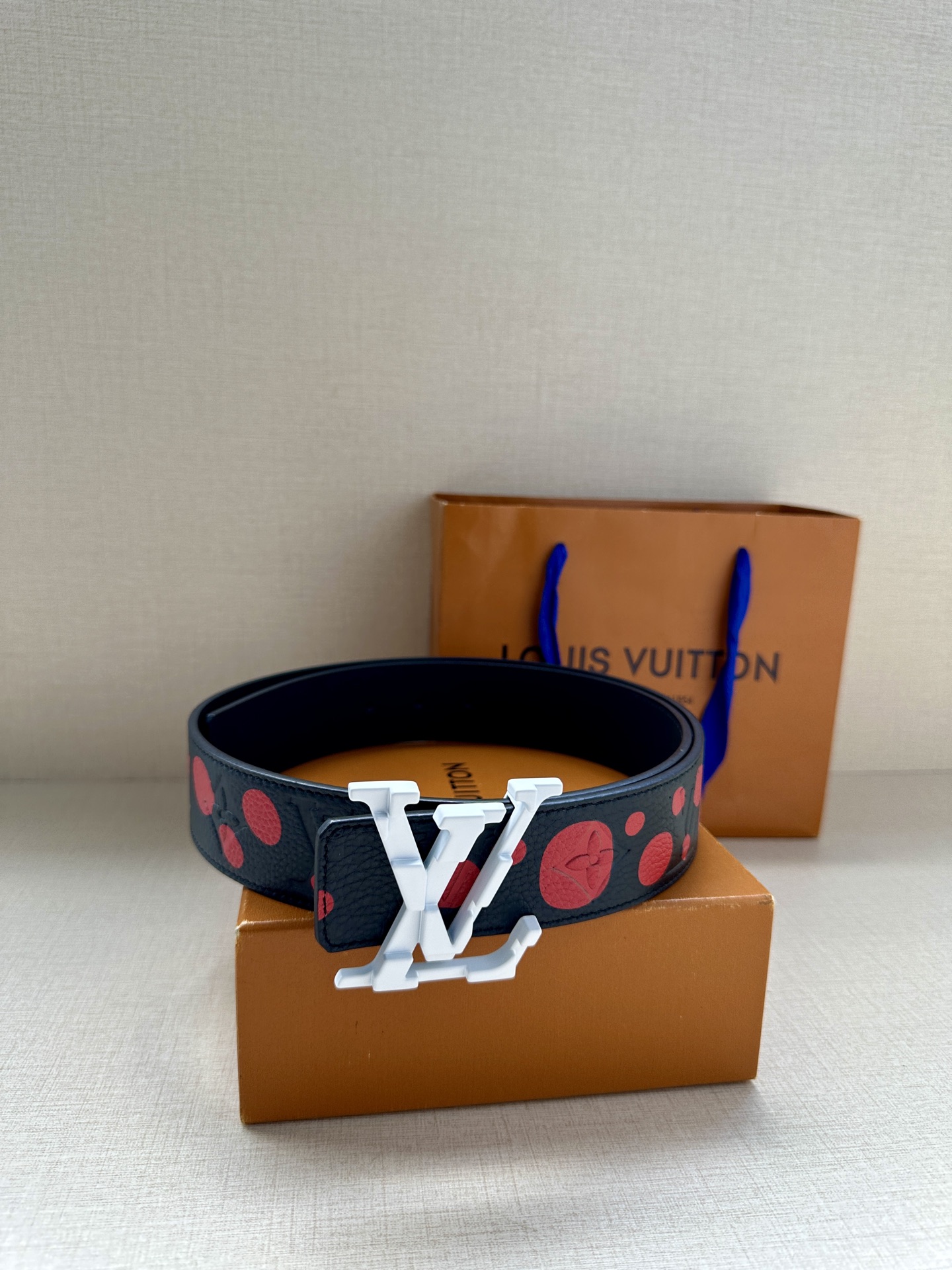 LV Shape 双面腰带以 Monogram Playground 帆布展现经典元素的当代姿采，尽释皮