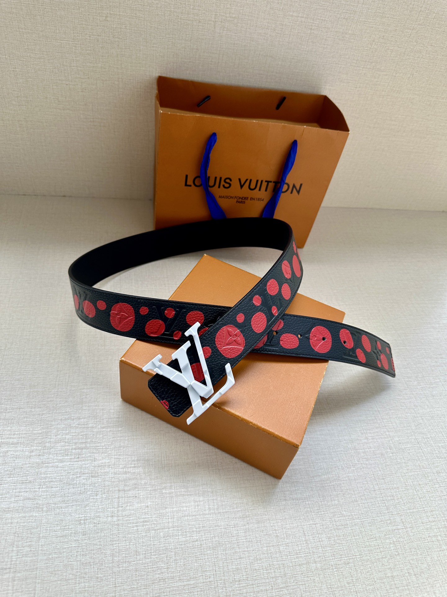 LV Shape 双面腰带以 Monogram Playground 帆布展现经典元素的当代姿采，尽释皮