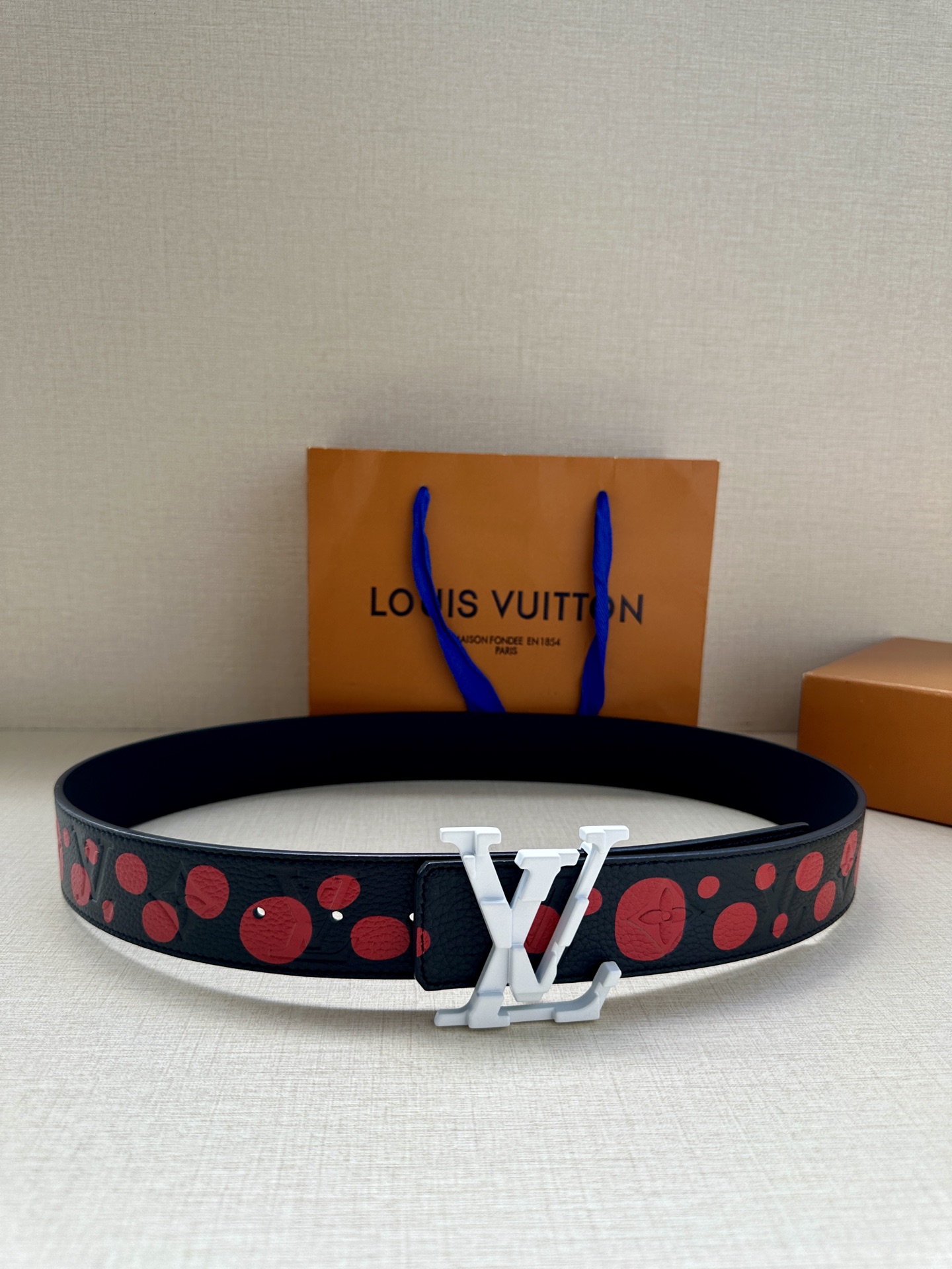 LV Shape 双面腰带以 Monogram Playground 帆布展现经典元素的当代姿采，尽释皮