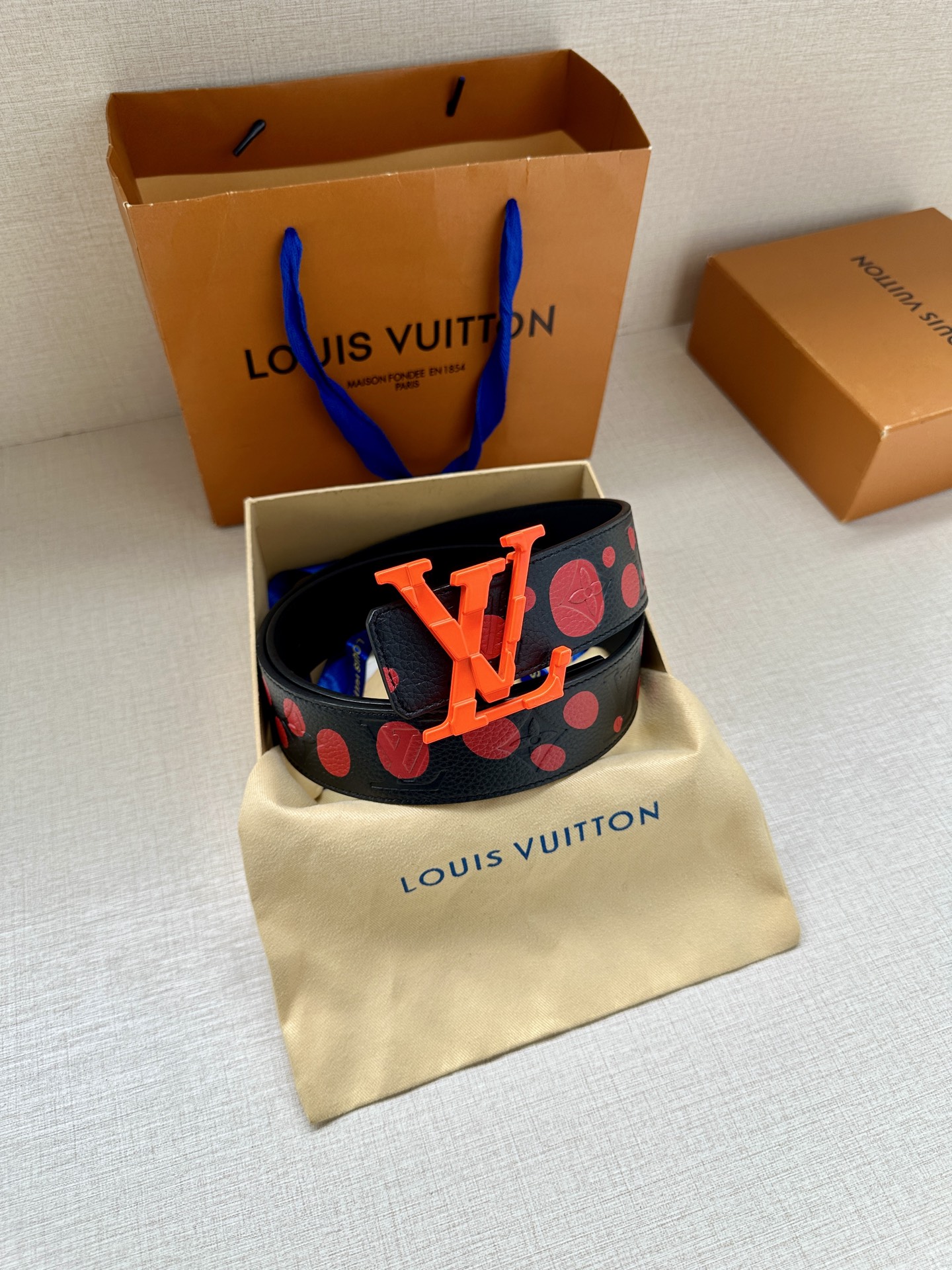 LV Shape 双面腰带以 Monogram Playground 帆布展现经典元素的当代姿采，尽释皮