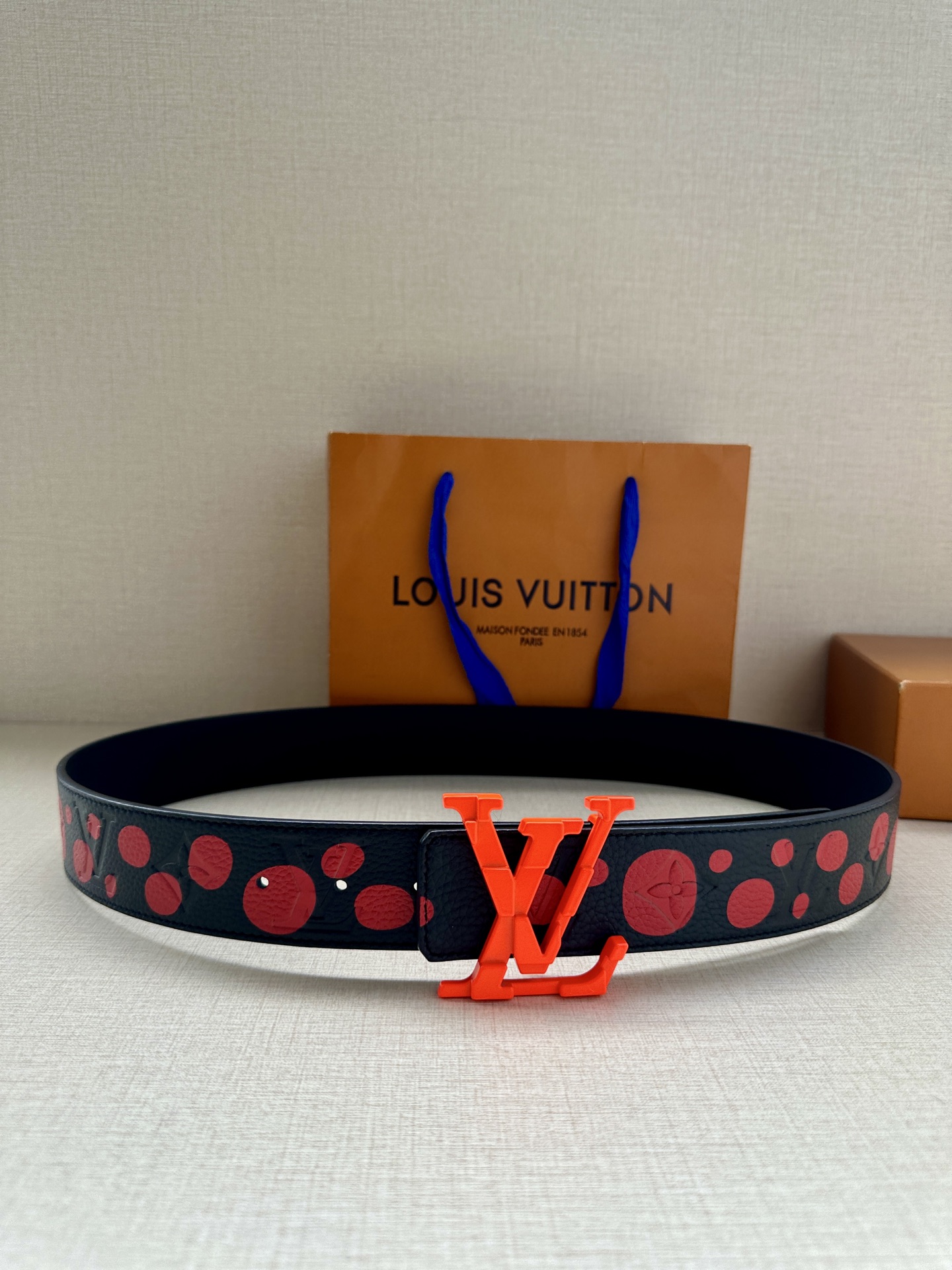 LV Shape 双面腰带以 Monogram Playground 帆布展现经典元素的当代姿采，尽释皮