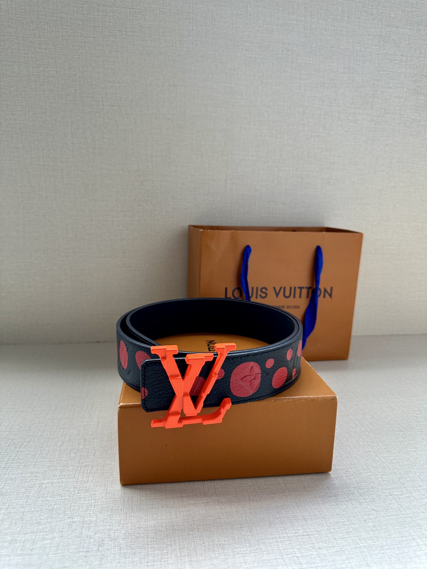 LV Shape 双面腰带以 Monogram Playground 帆布展现经典元素的当代姿采，尽释皮