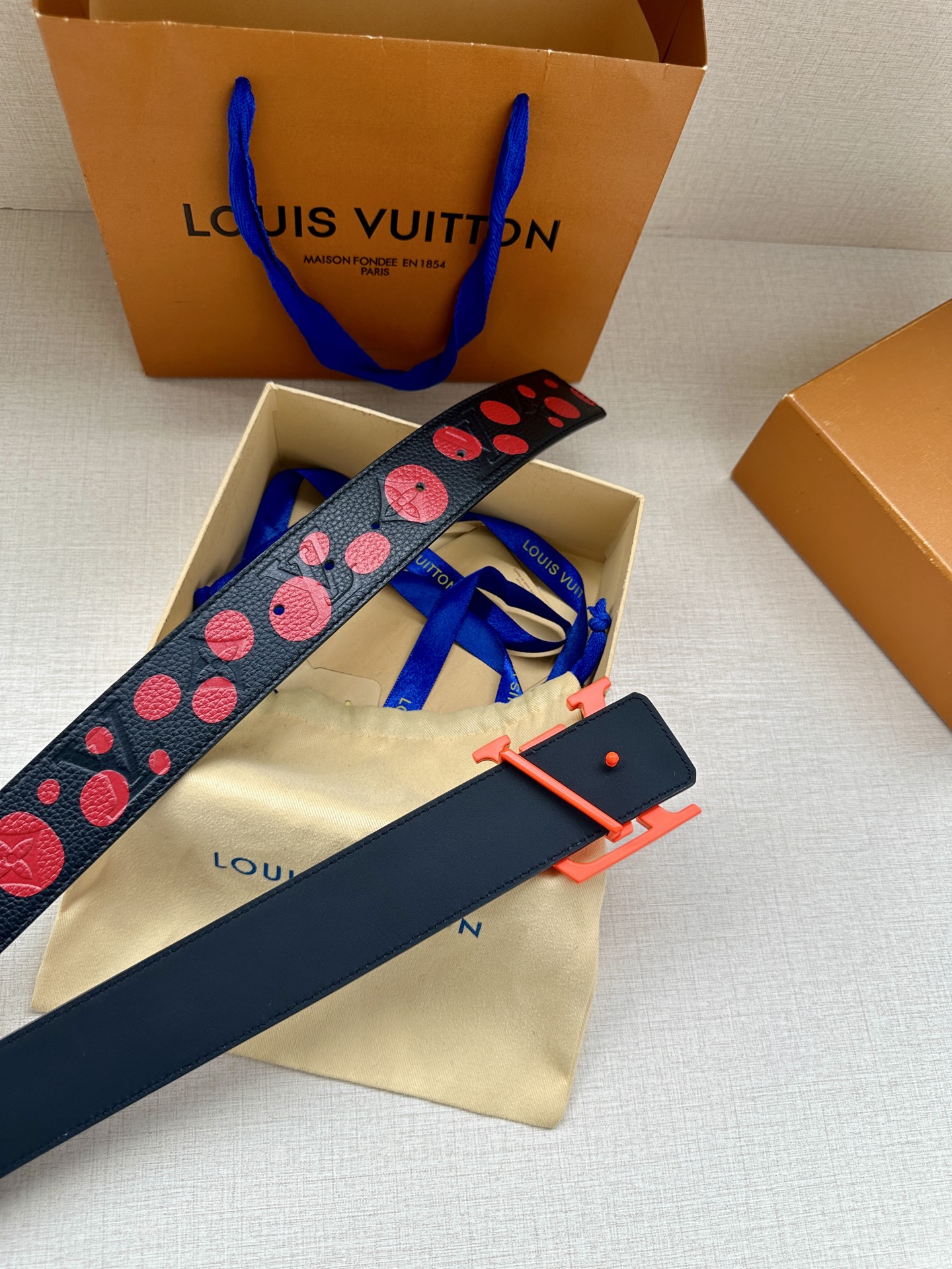 LV Shape 双面腰带以 Monogram Playground 帆布展现经典元素的当代姿采，尽释皮
