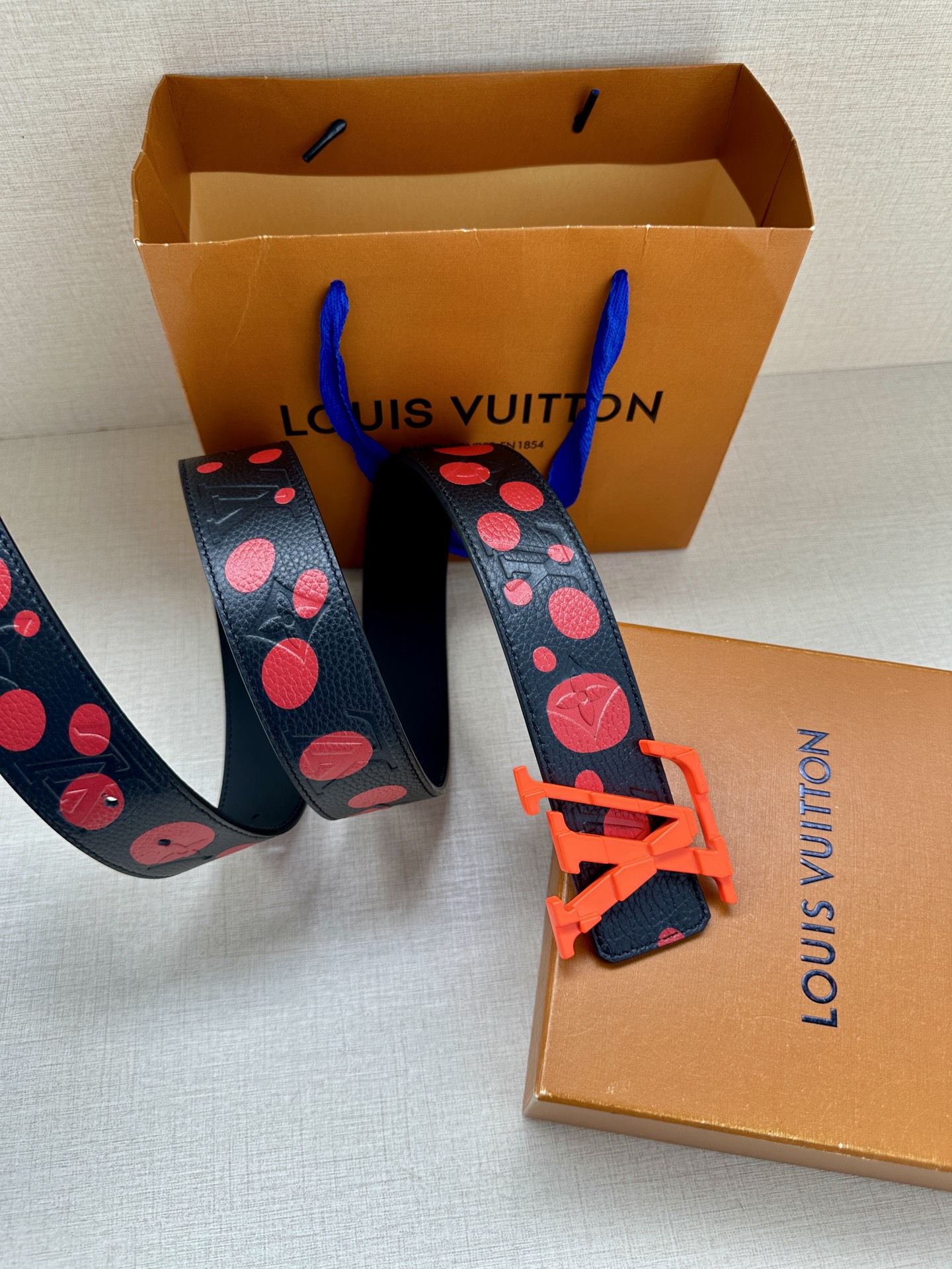 LV Shape 双面腰带以 Monogram Playground 帆布展现经典元素的当代姿采，尽释皮