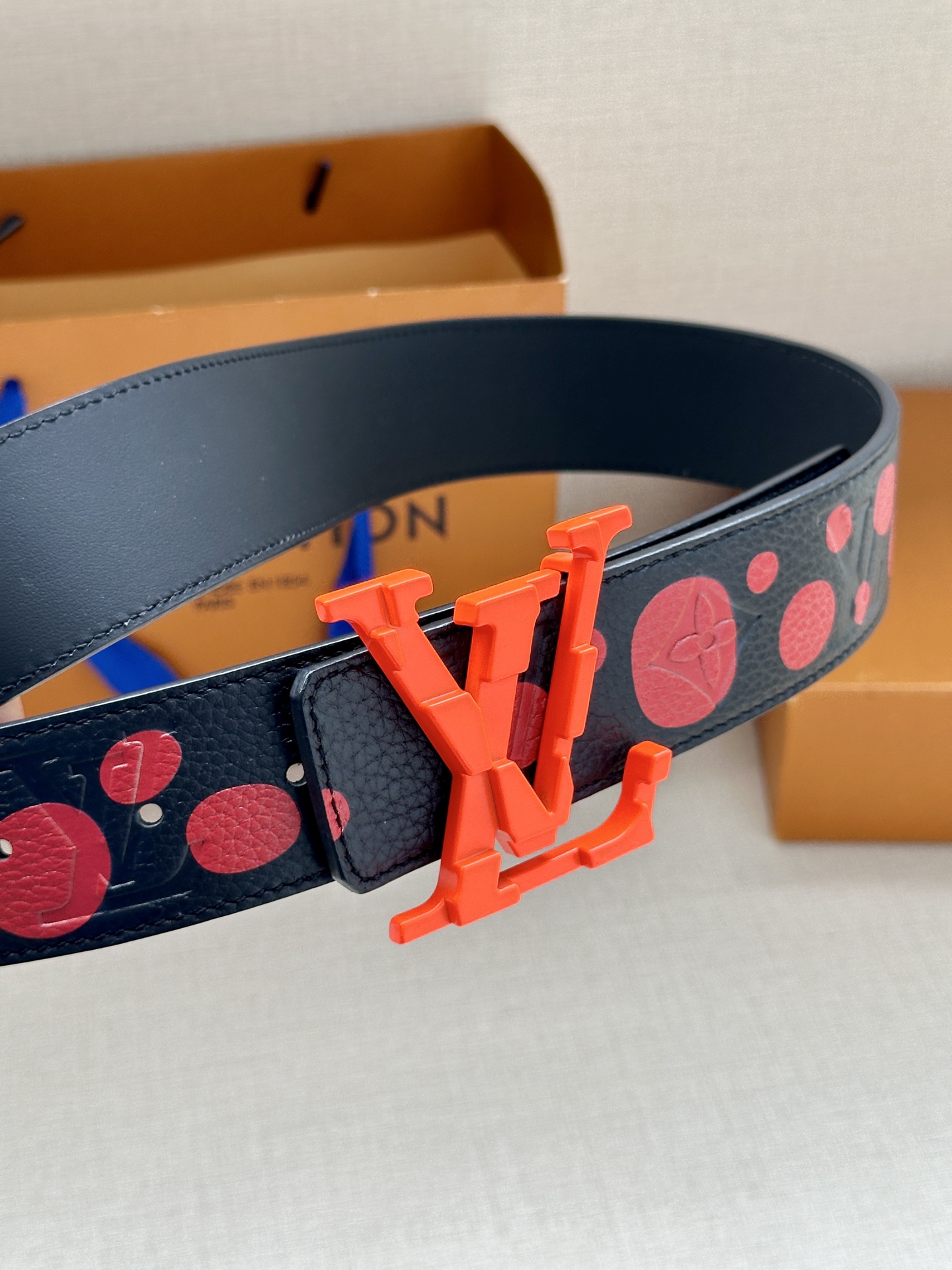 LV Shape 双面腰带以 Monogram Playground 帆布展现经典元素的当代姿采，尽释皮