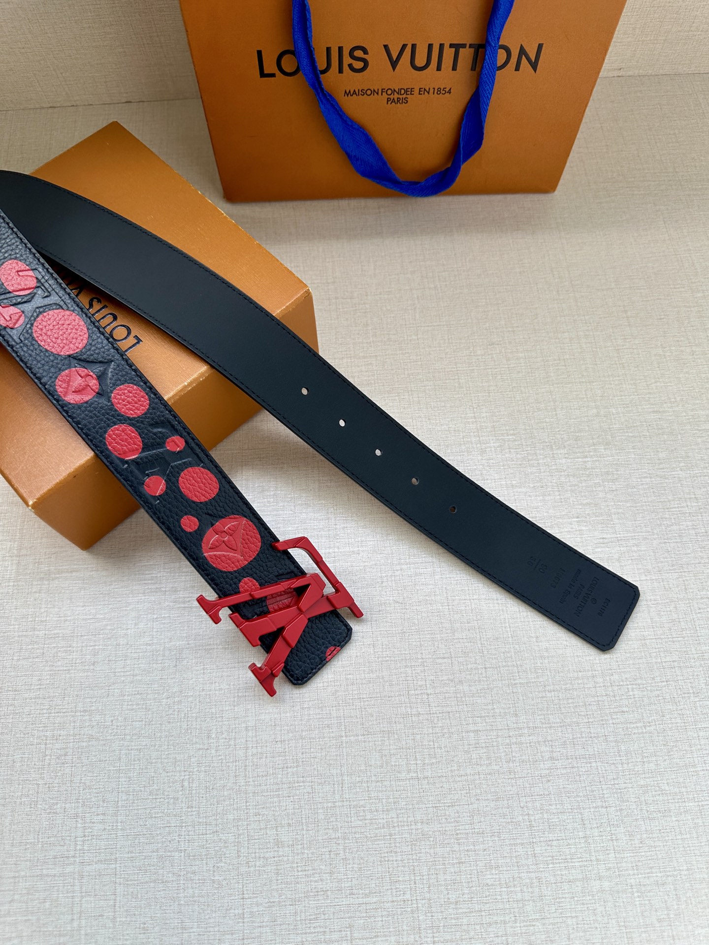 LV Shape 双面腰带以 Monogram Playground 帆布展现经典元素的当代姿采，尽释皮