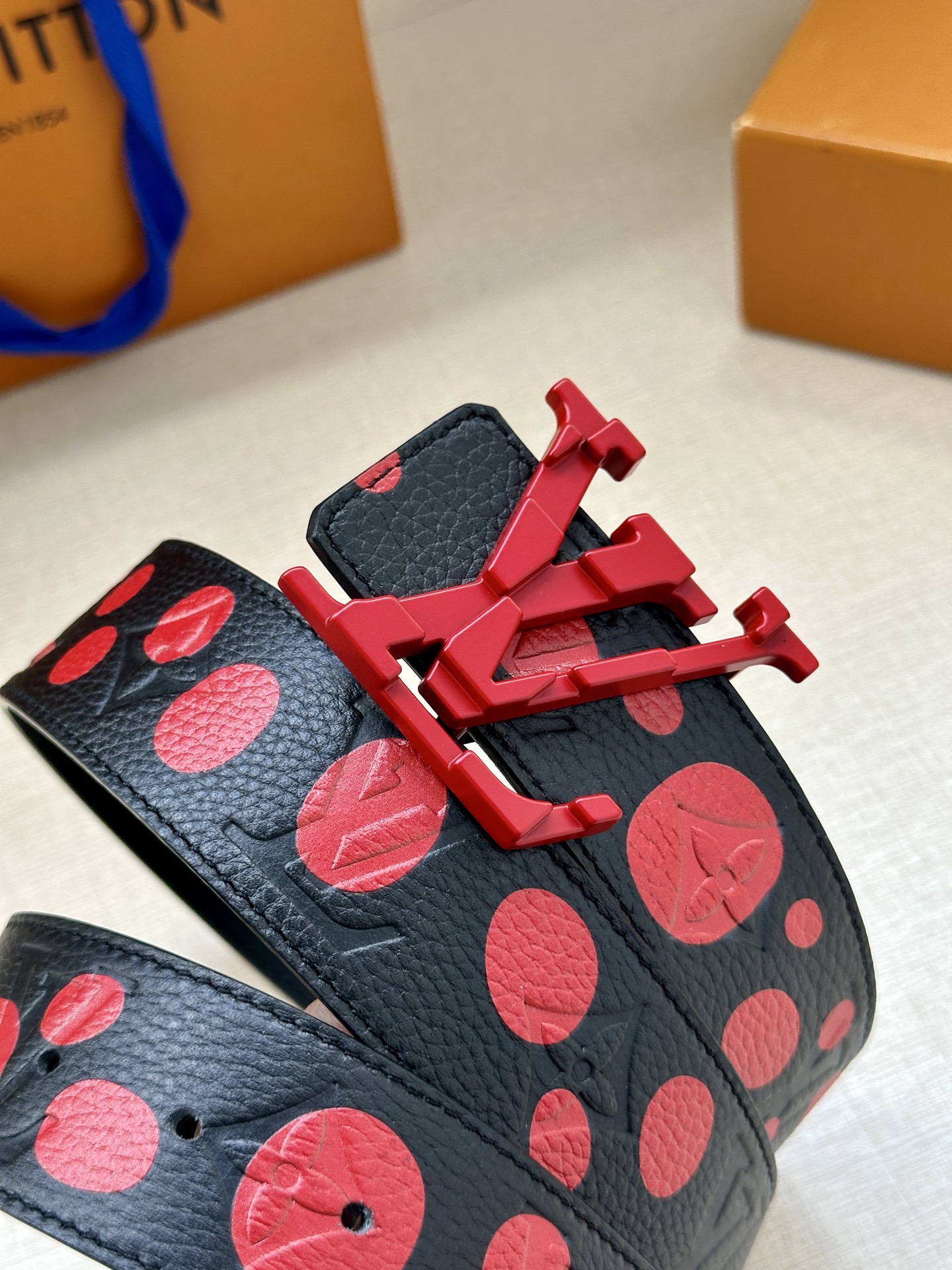 LV Shape 双面腰带以 Monogram Playground 帆布展现经典元素的当代姿采，尽释皮