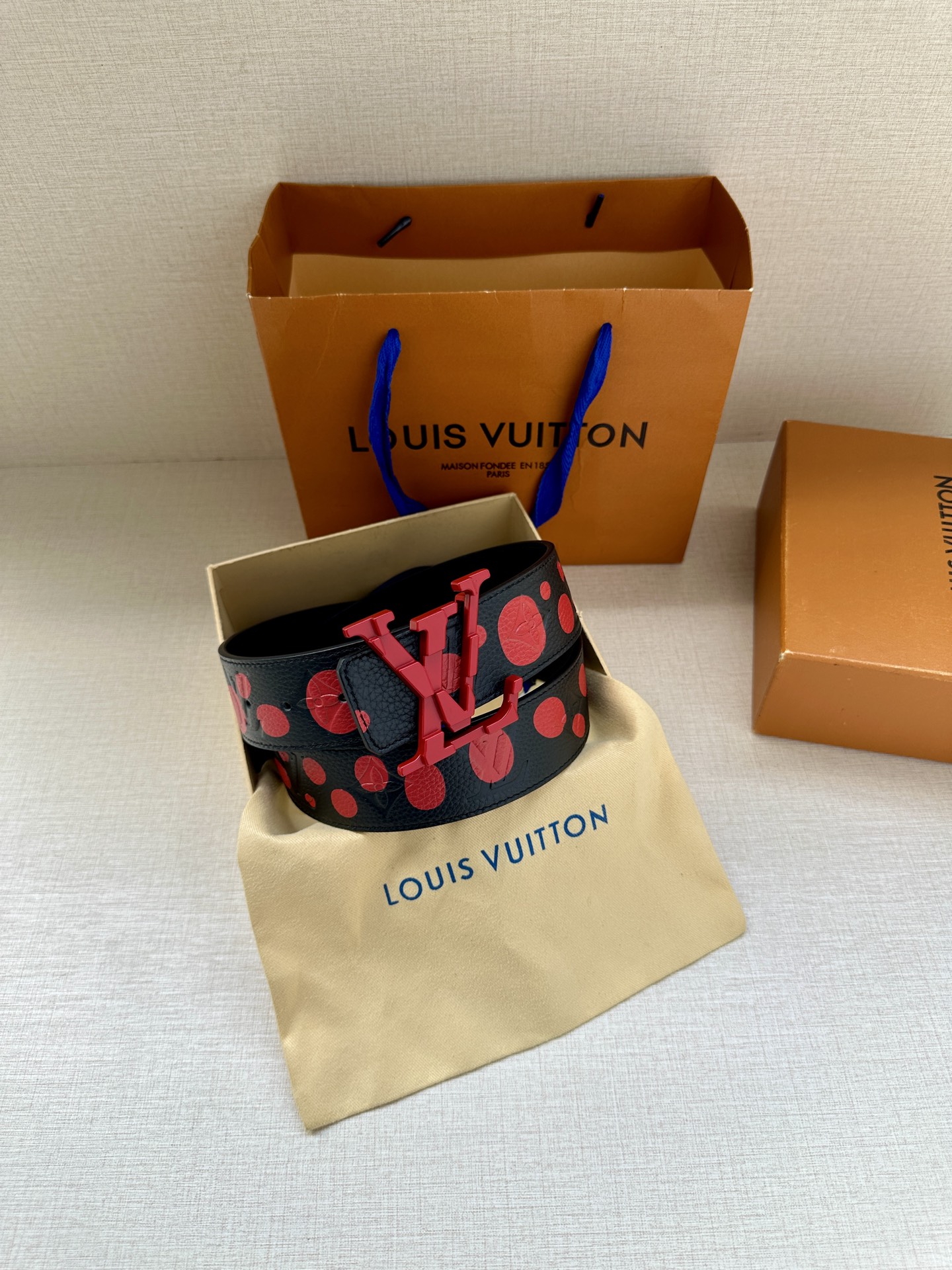 LV Shape 双面腰带以 Monogram Playground 帆布展现经典元素的当代姿采，尽释皮