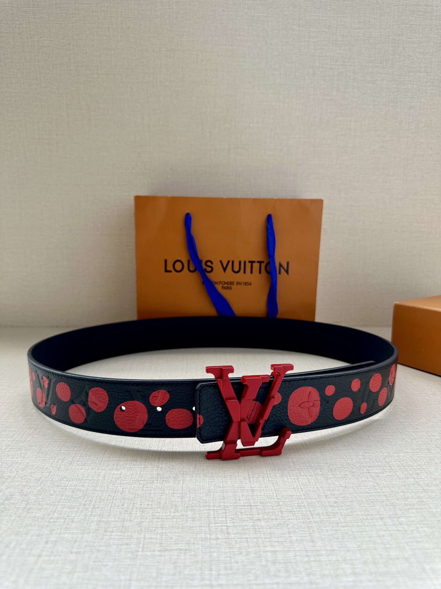 LV Shape 双面腰带以 Monogram Playground 帆布展现经典元素的当代姿采，尽释皮