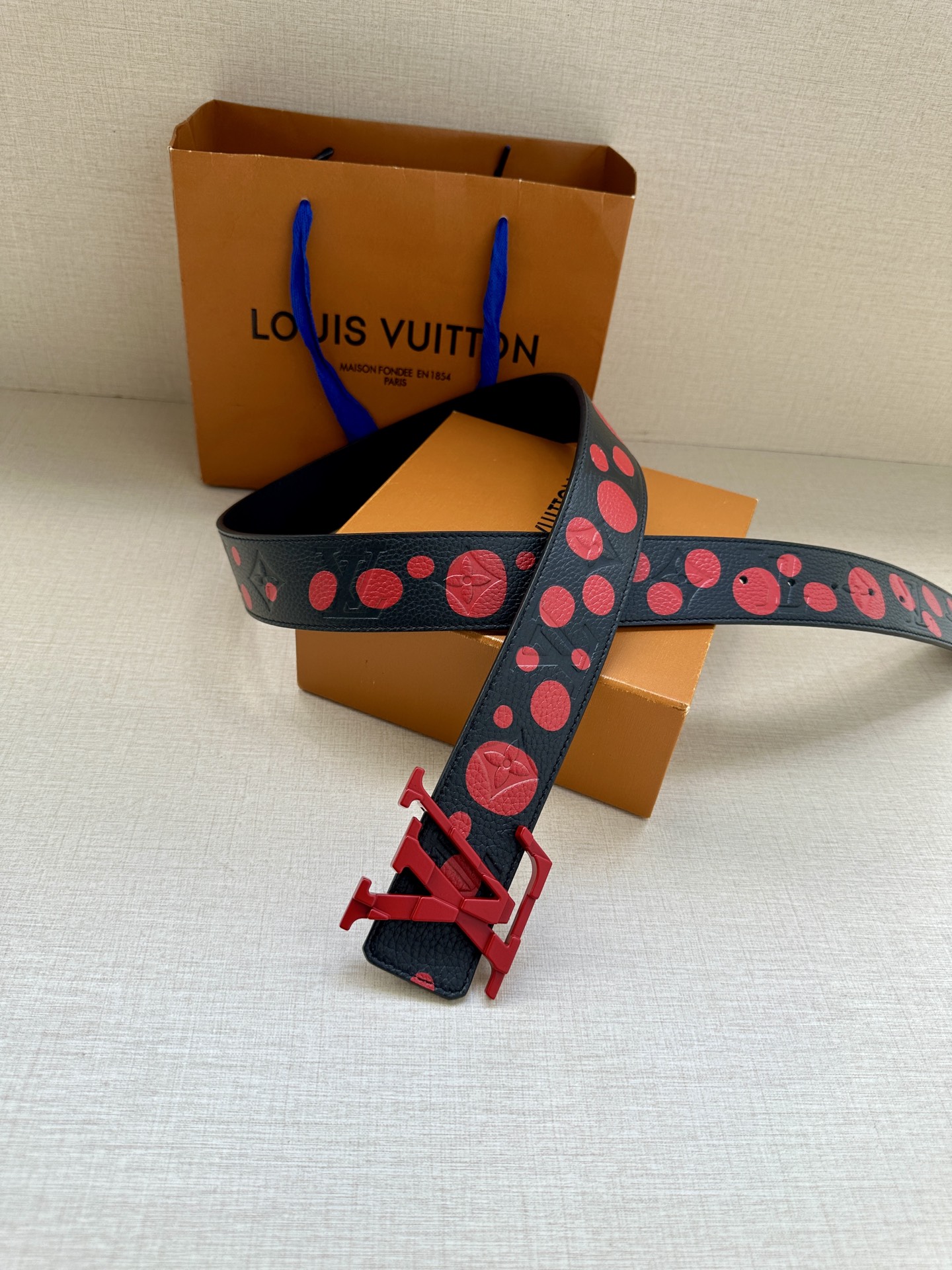 LV Shape 双面腰带以 Monogram Playground 帆布展现经典元素的当代姿采，尽释皮